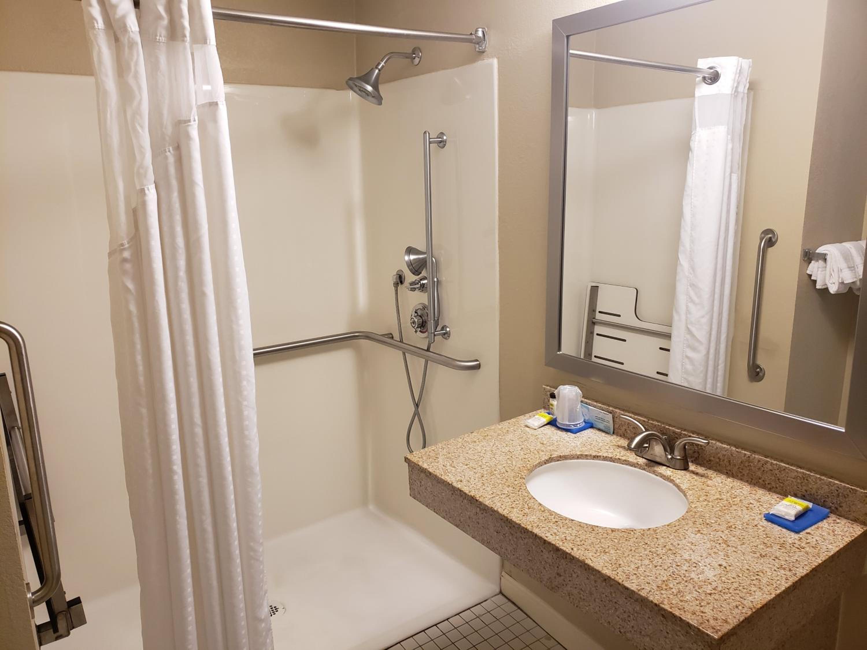 Queen Studio - Disability Access/Roll-in Shower/Non-Smoking - Photo 8