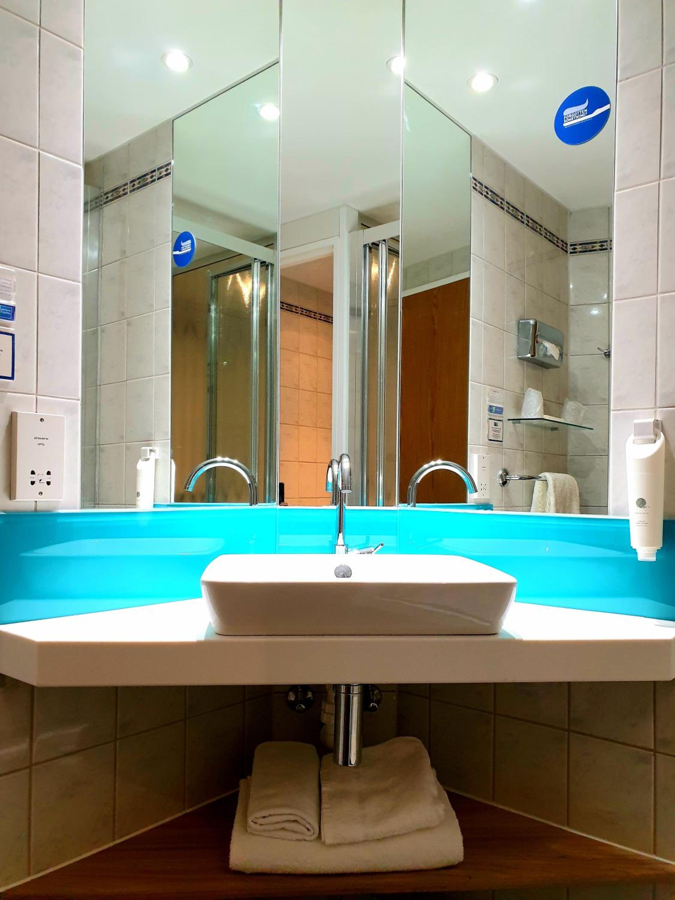 Standard Twin Room with Free Hot Breakfast thumbnail 5