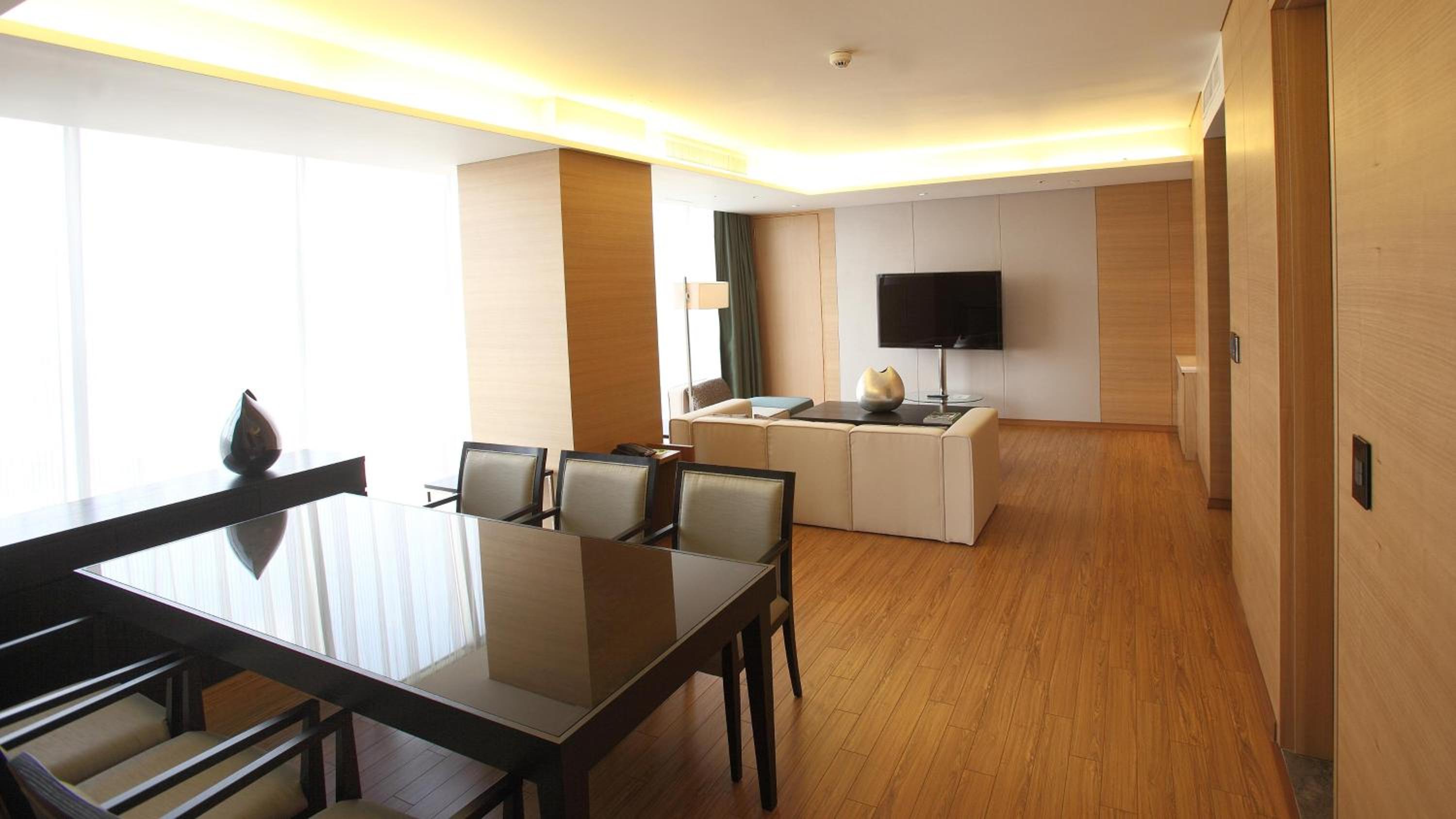 One-Bedroom King Suite with Balcony photo 1
