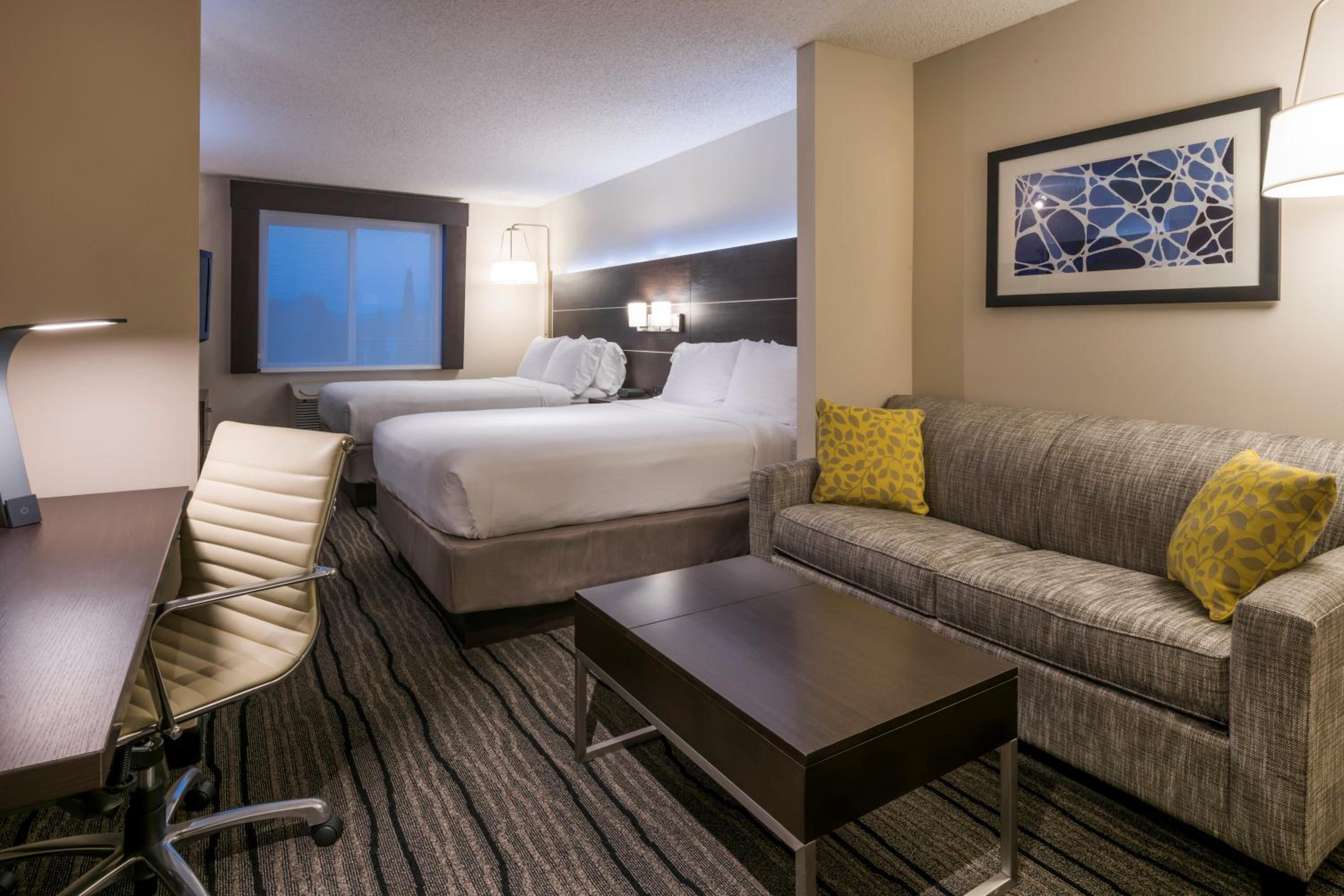 Queen Suite - Photo 2