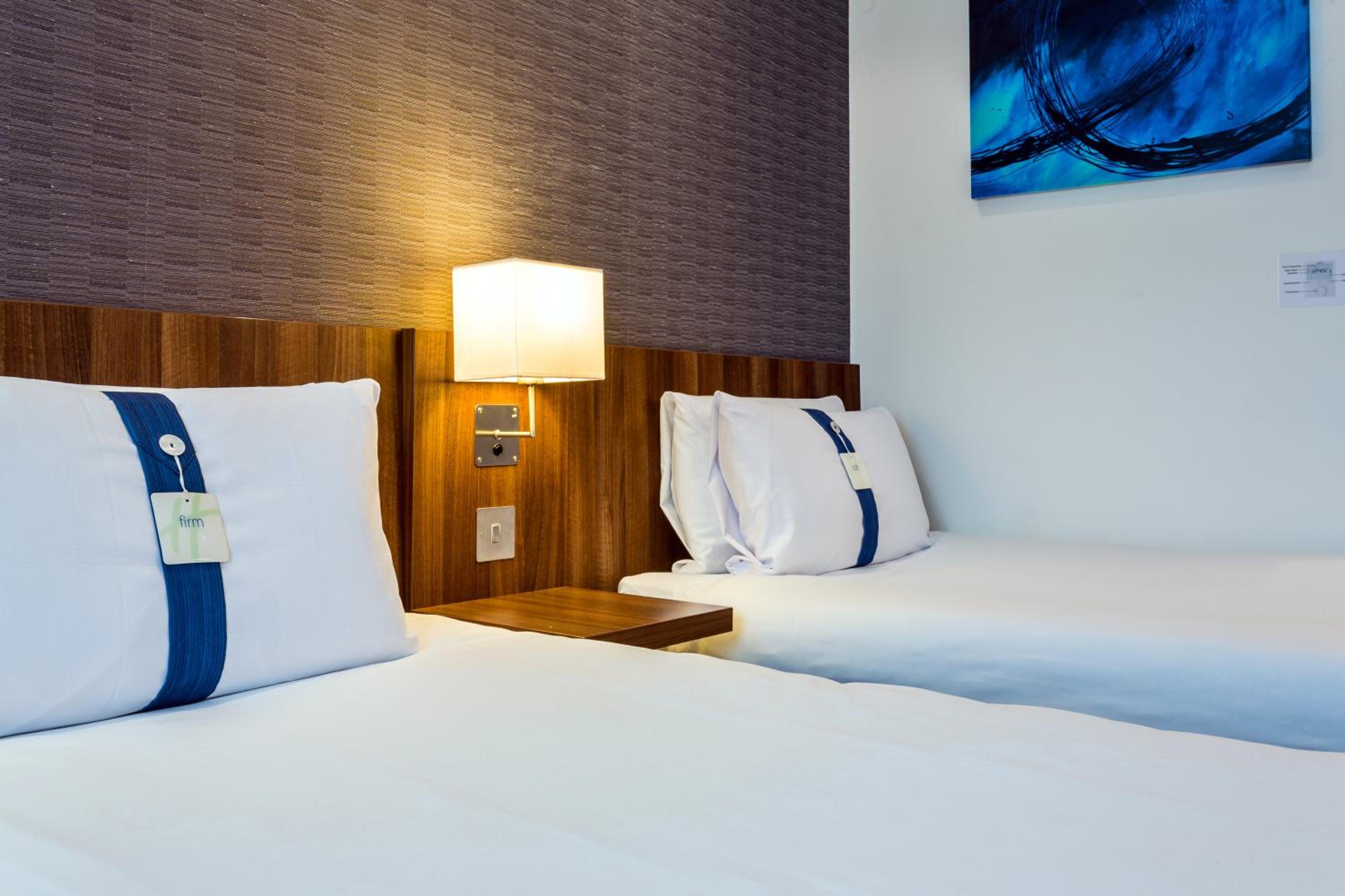 Standard Twin Room with Free Hot Breakfast photo 2