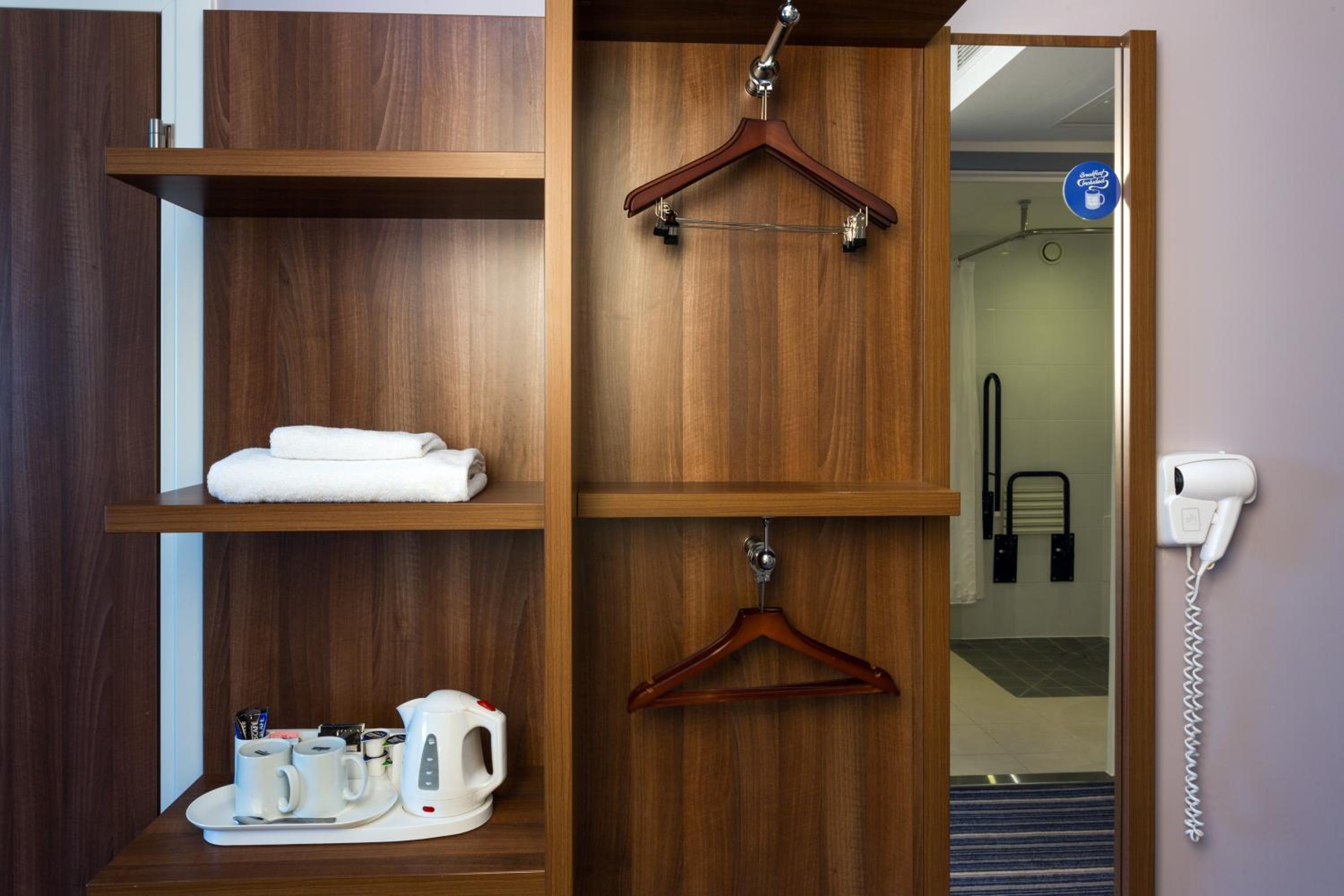 Standard Double Room with Free Hot Breakfast - Accessible photo 3