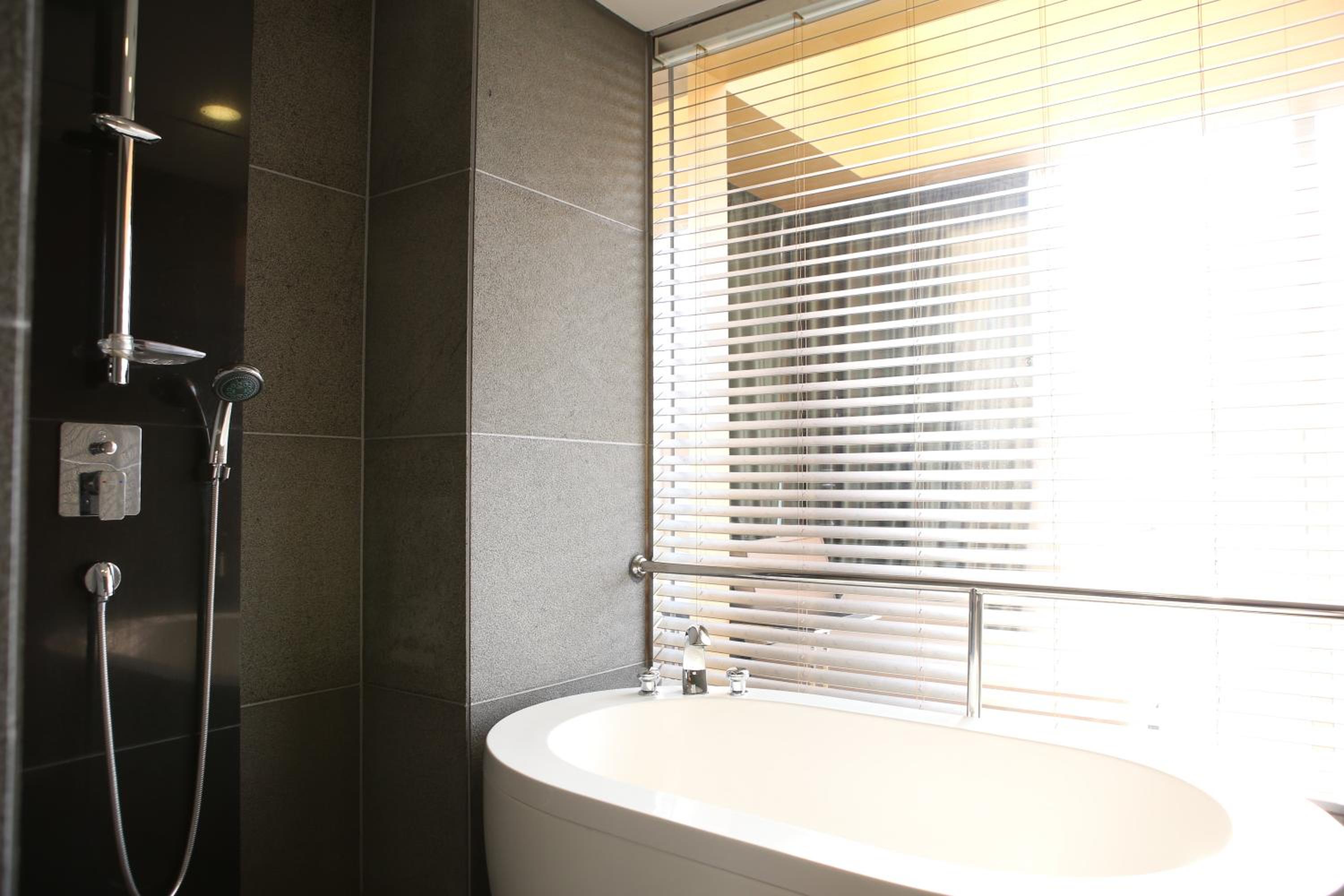 One-Bedroom King Suite with Balcony photo 2