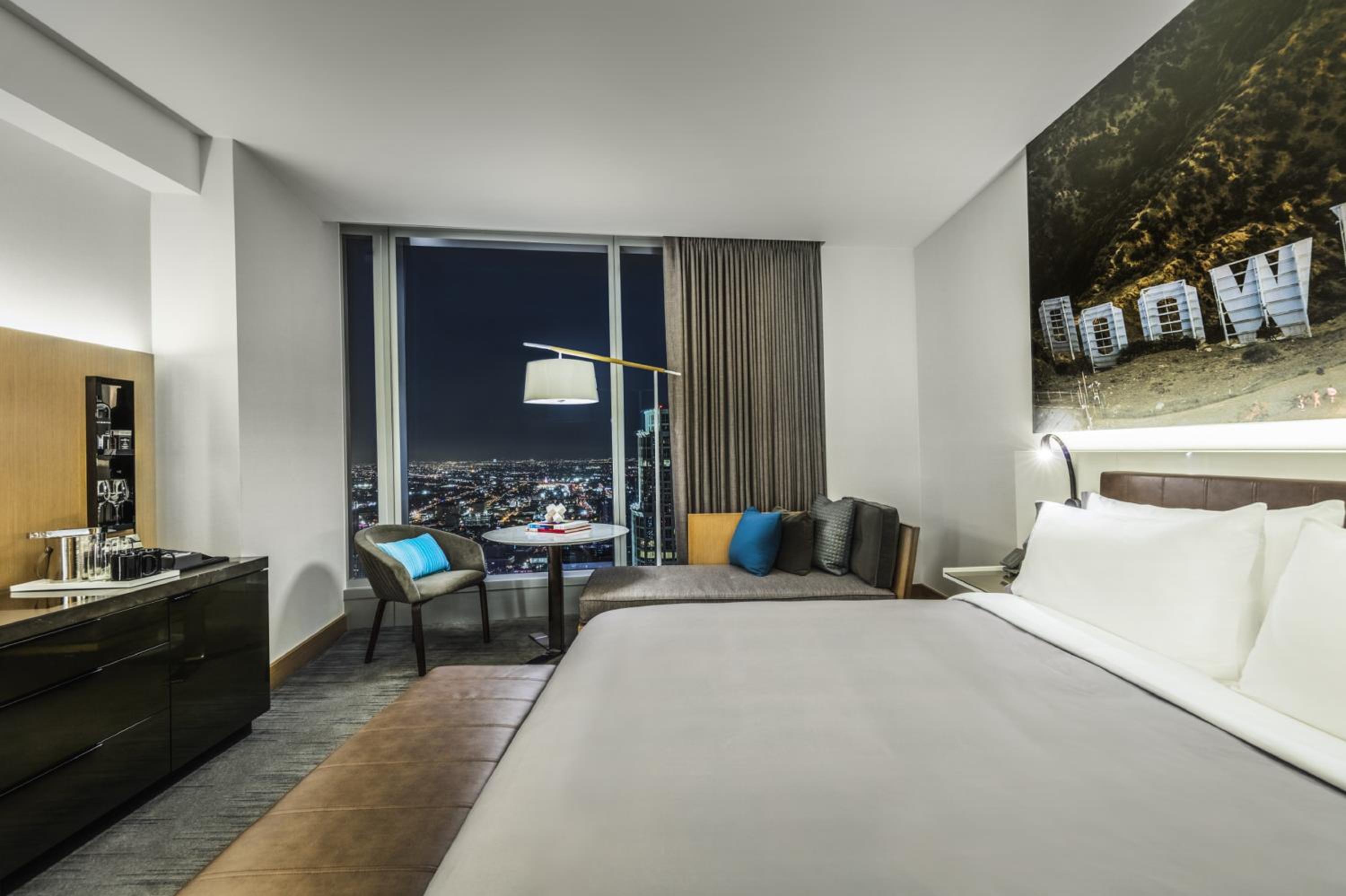 Classic King Room with City View - Photo 3