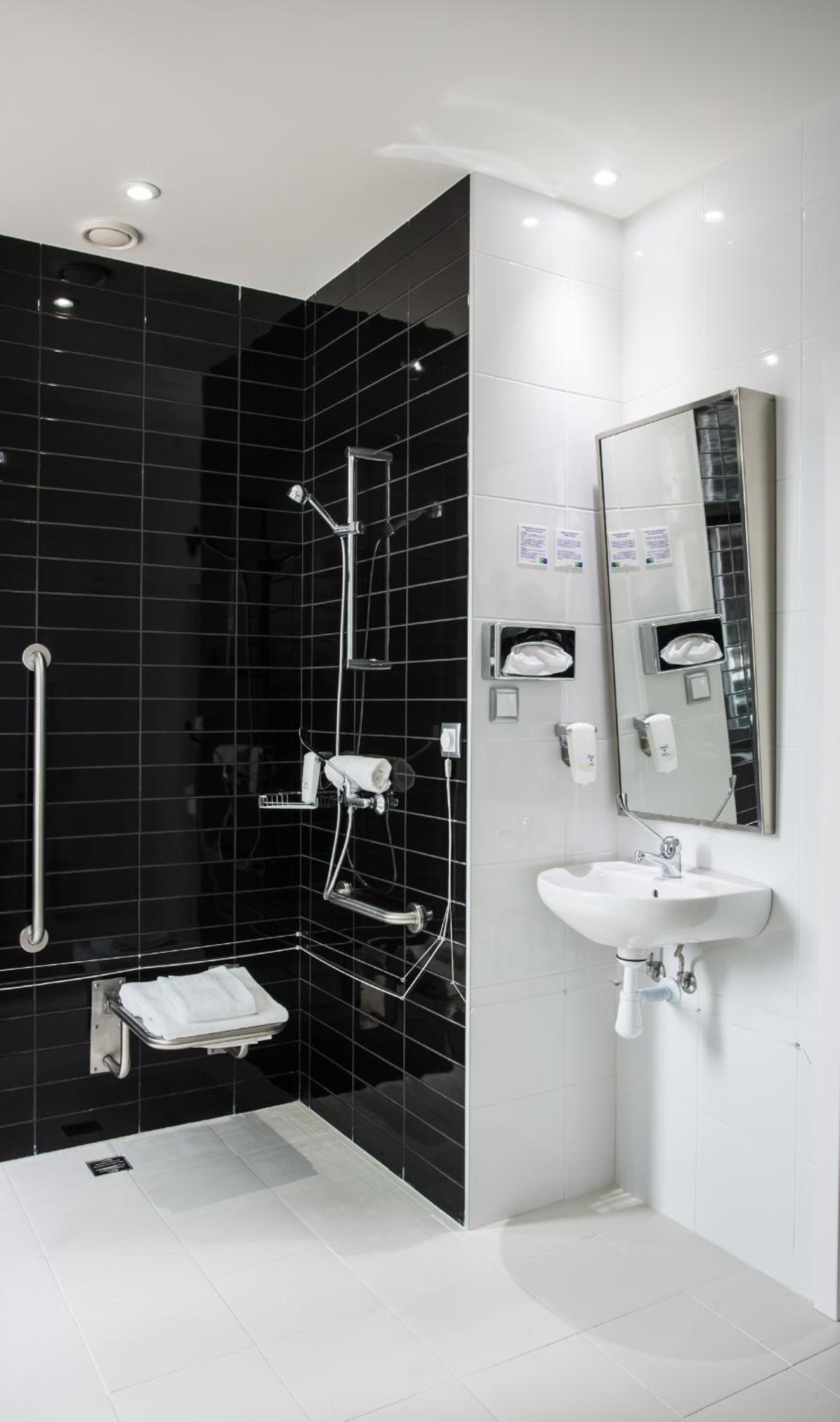 Standard Double Room with Free Breakfast - Accessible thumbnail 5