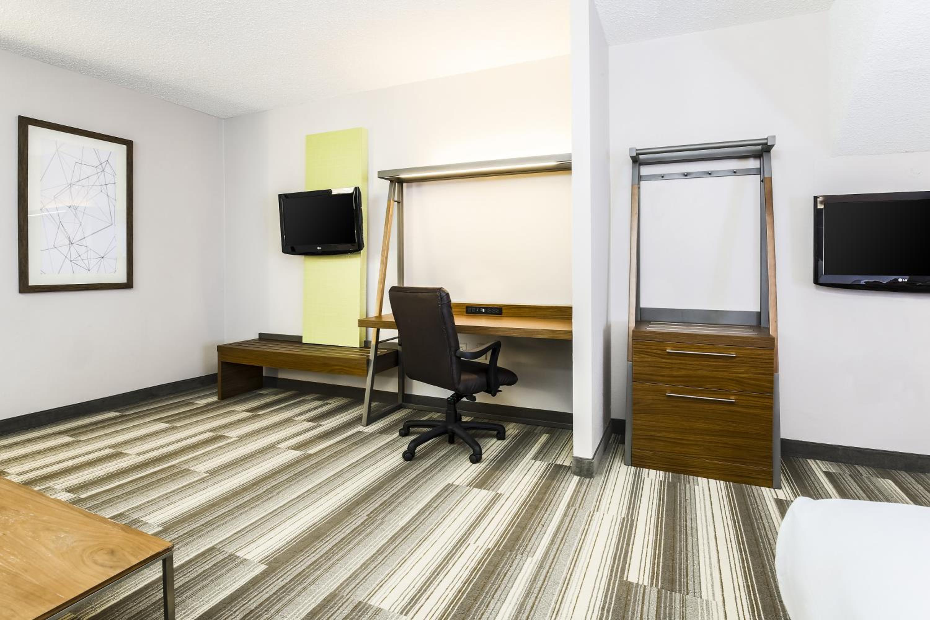 Standard King Room with Sofa Bed - Photo 2