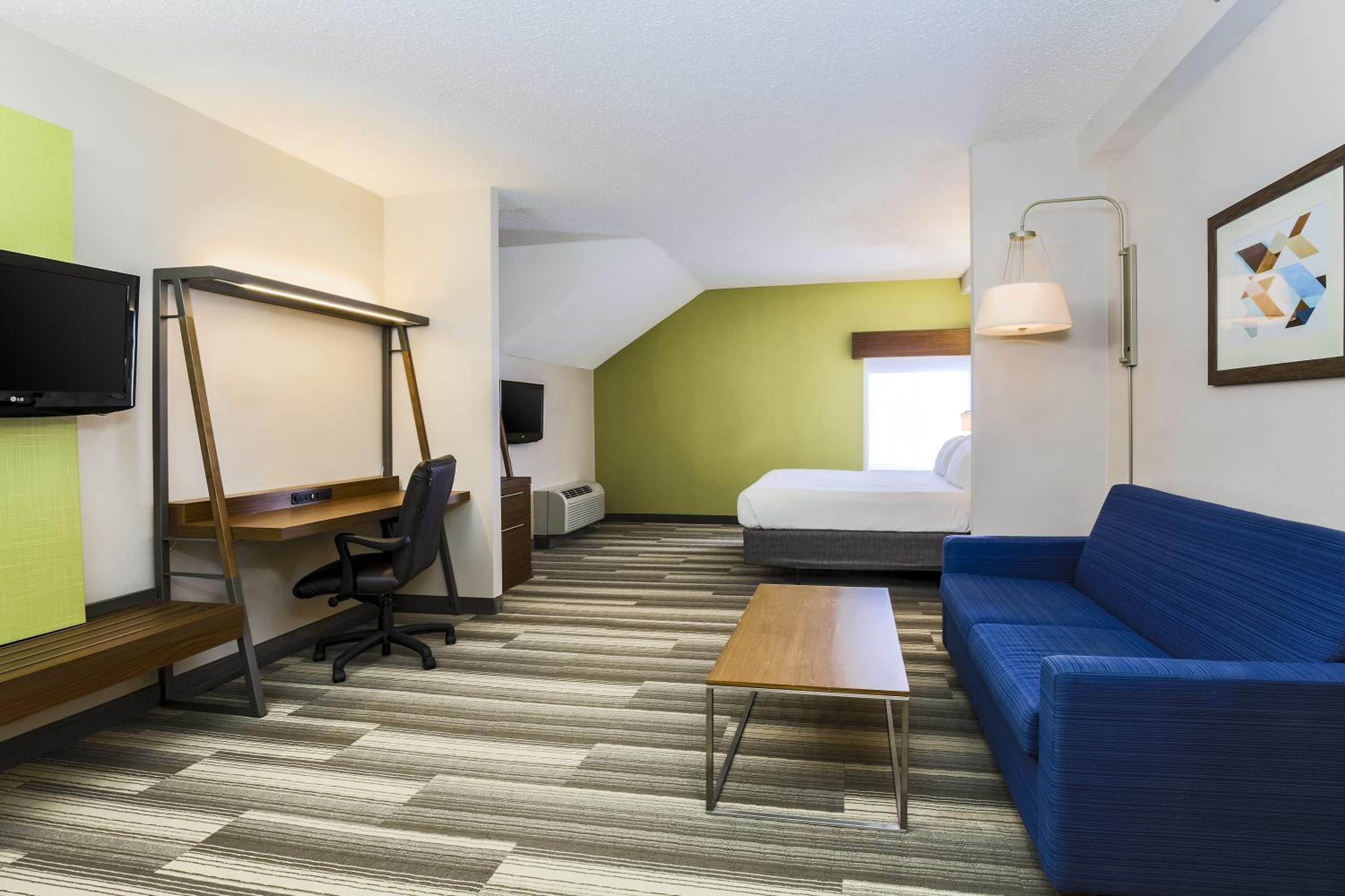 Standard King Room with Sofa Bed - Photo 3