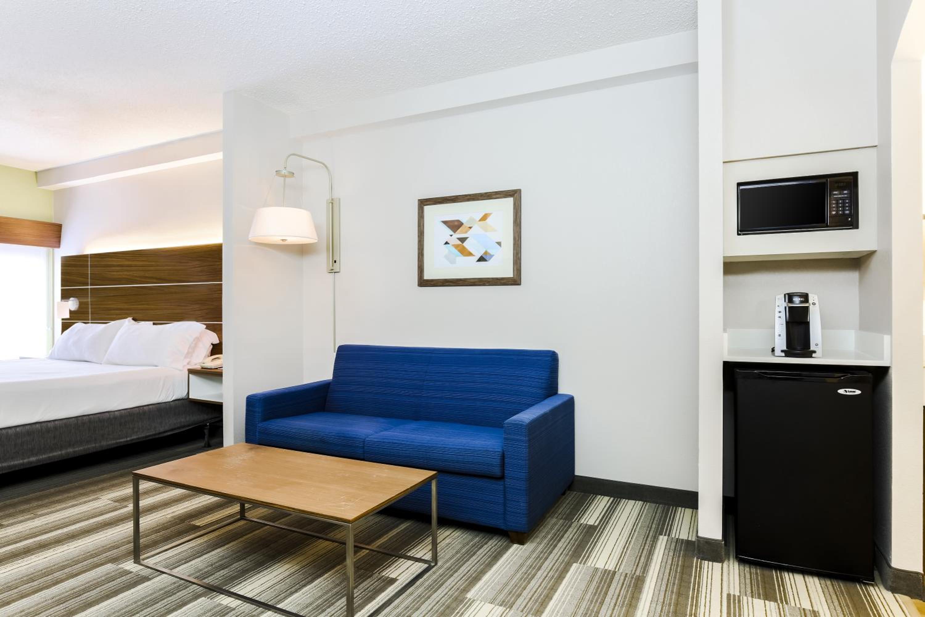 Standard King Room with Sofa Bed - Photo 1