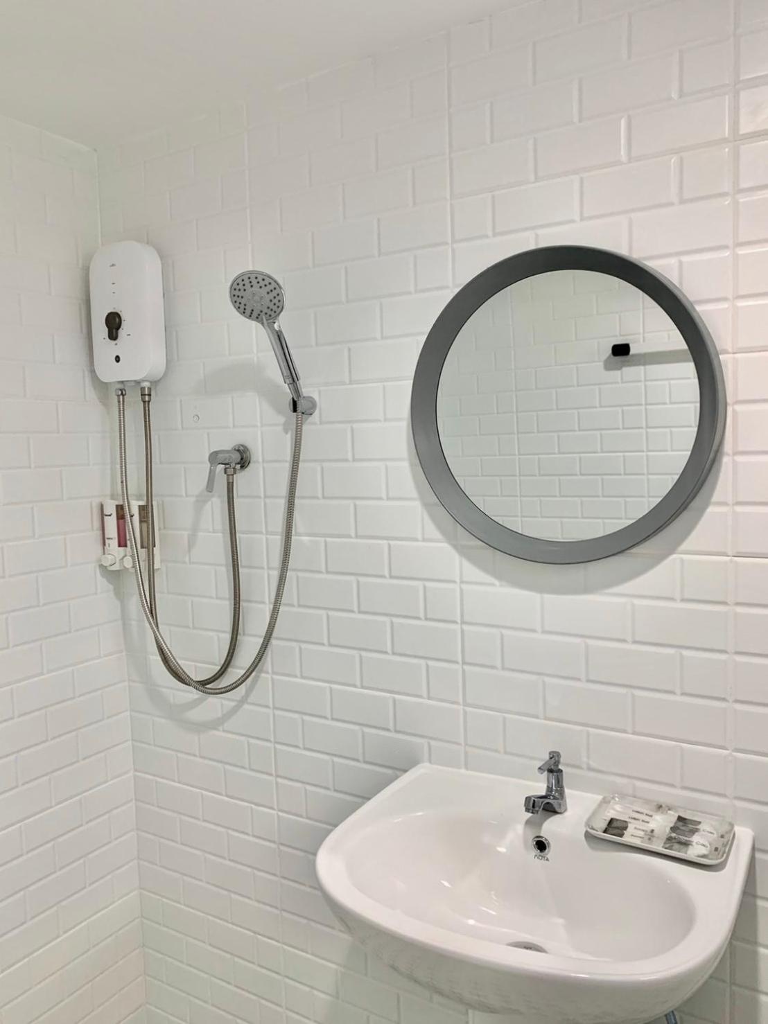 Standard Twin Room - Photo 15
