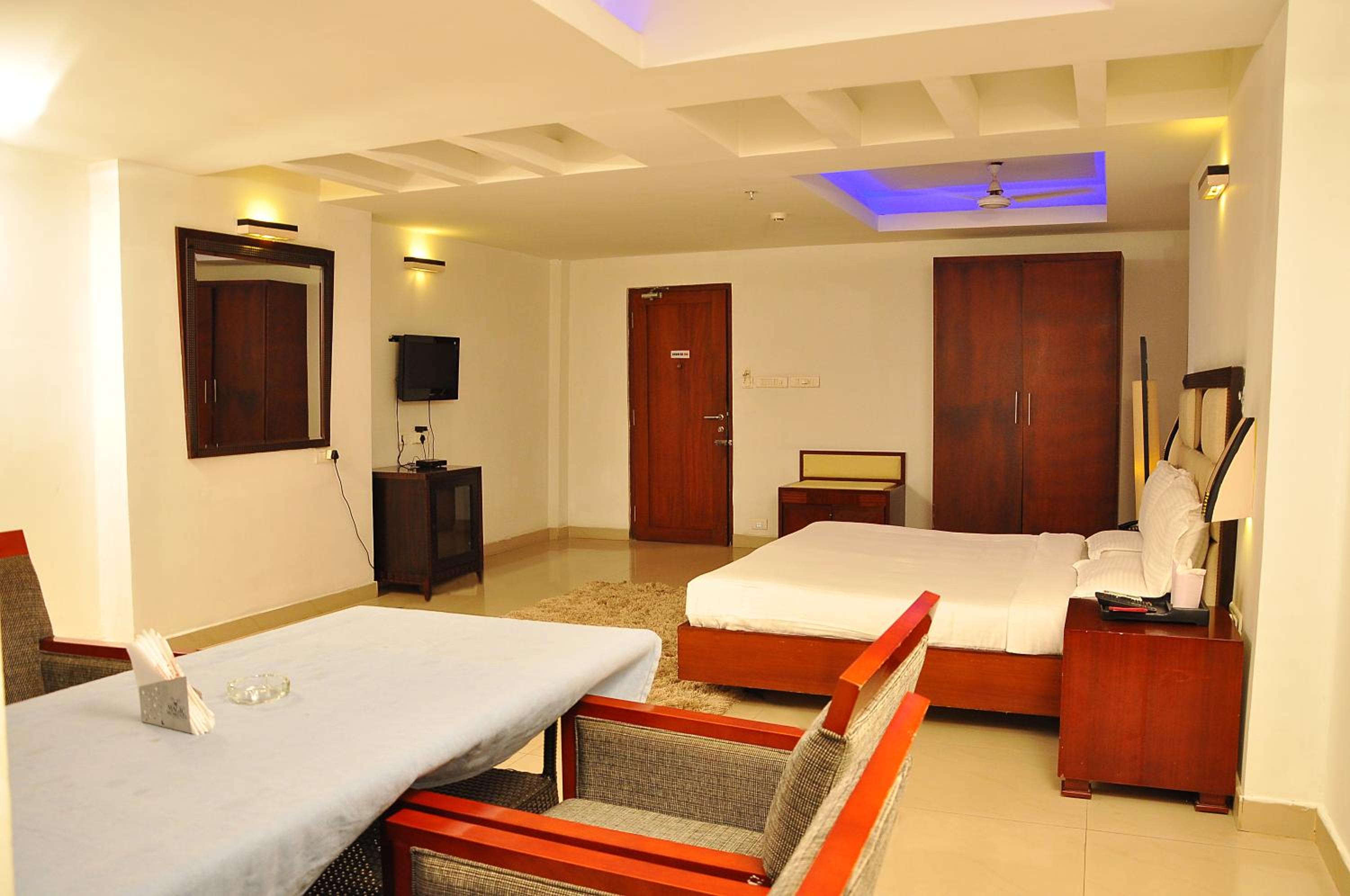 Standard Double or Twin Room - Photo 8
