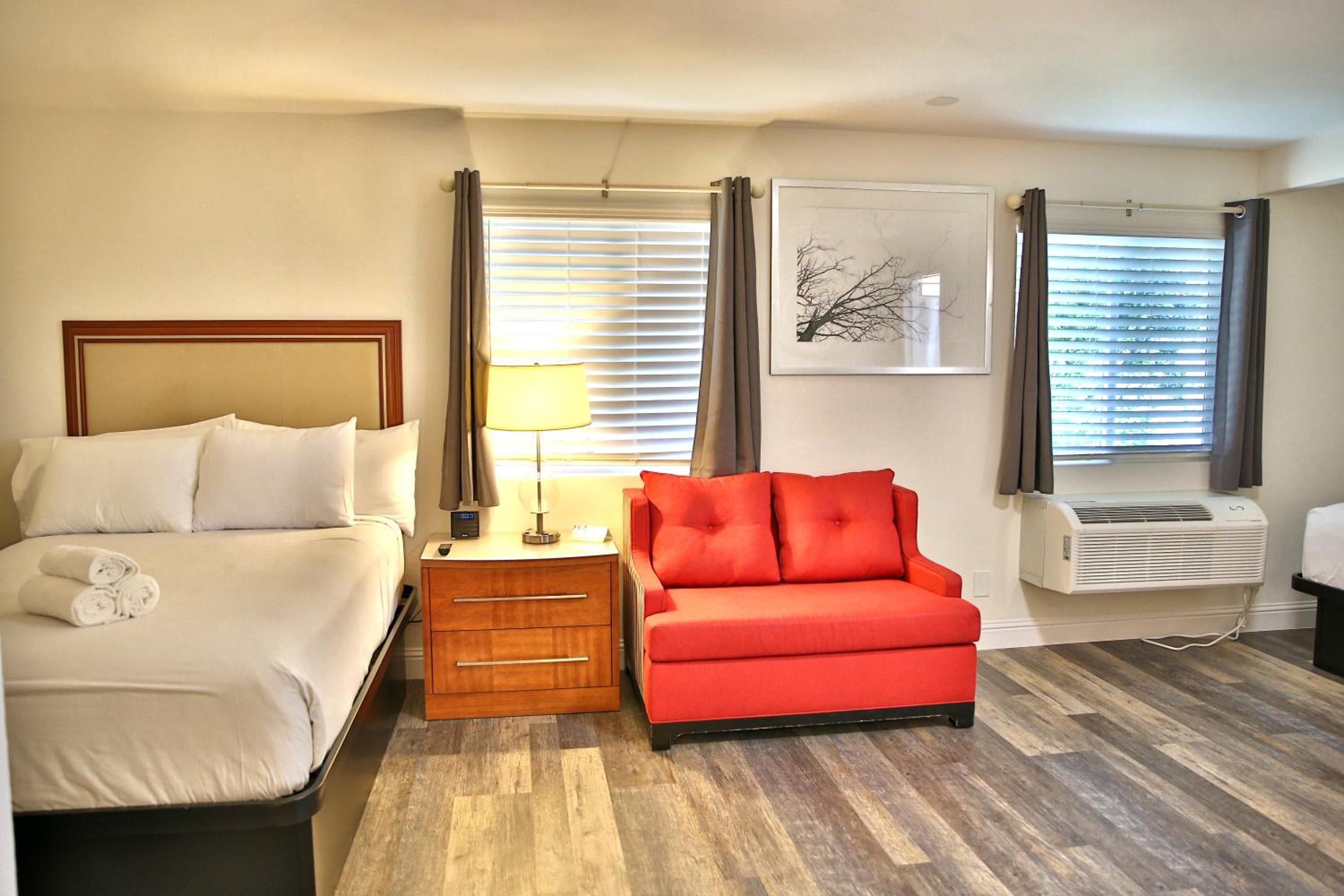 Studio Suite with Two Double Beds - Non-Smoking photo 2