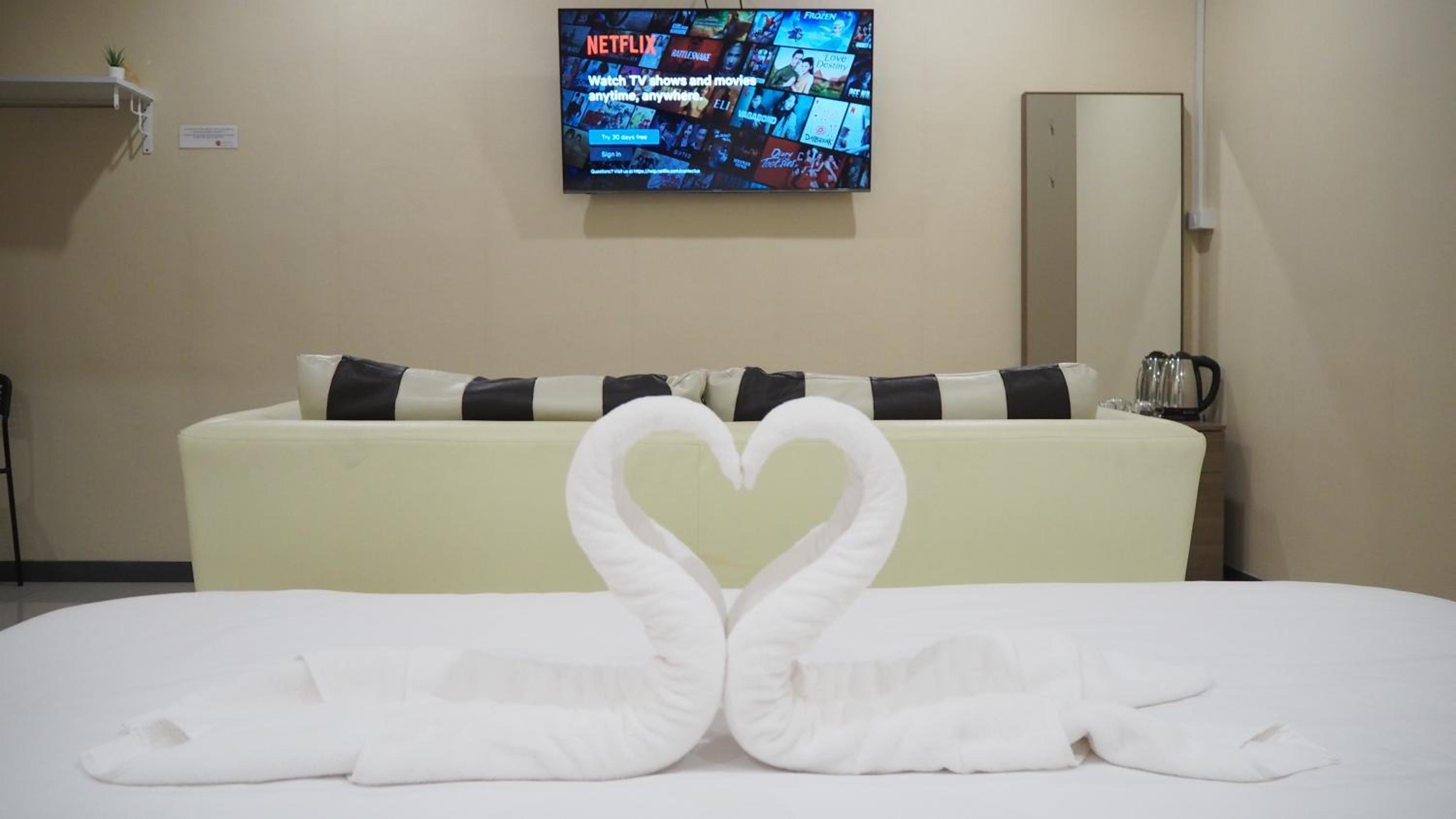 Deluxe Room (2 Adults + 1 Child) - Photo 3