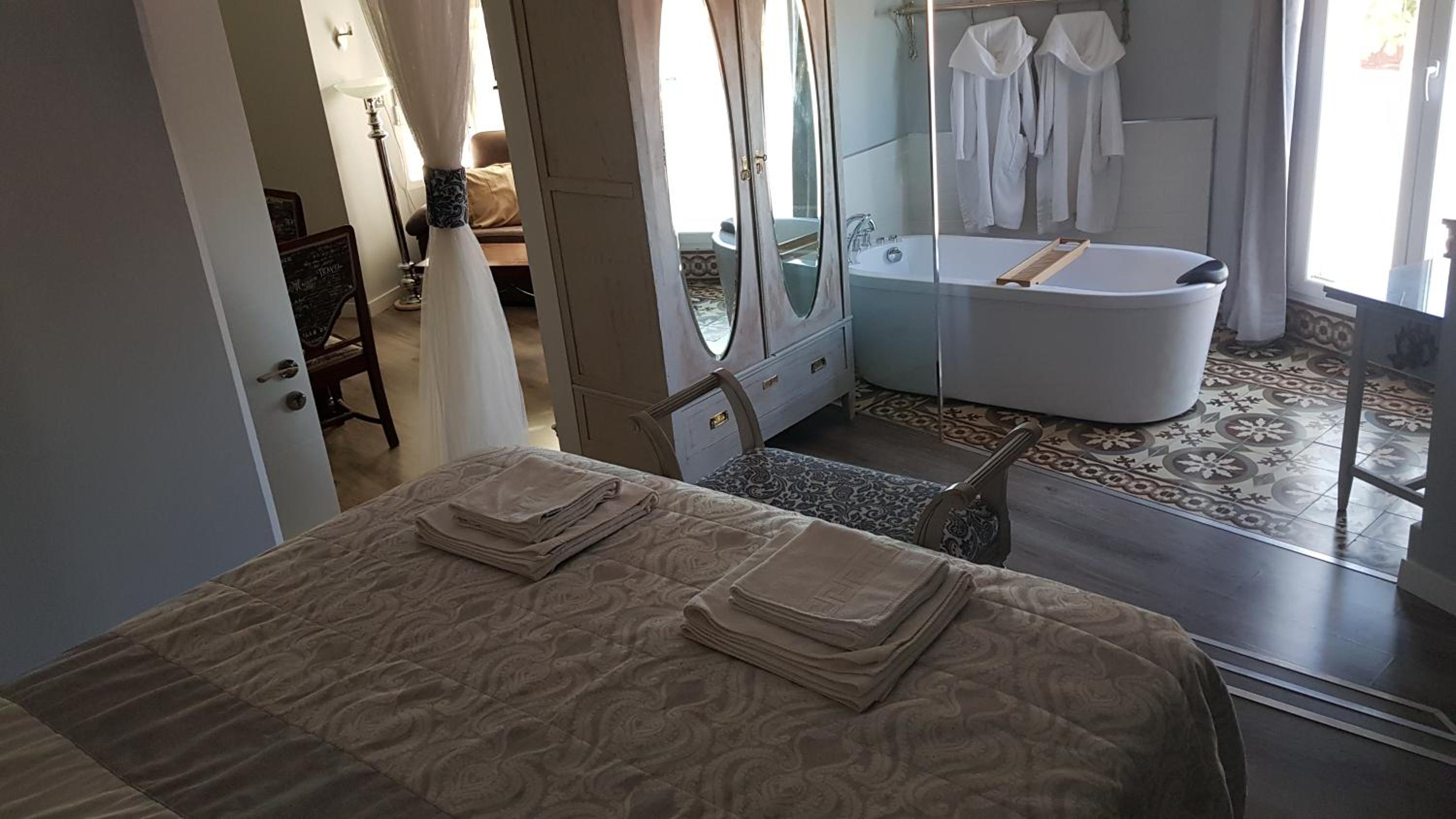 Double Room with Spa Bath photo 2