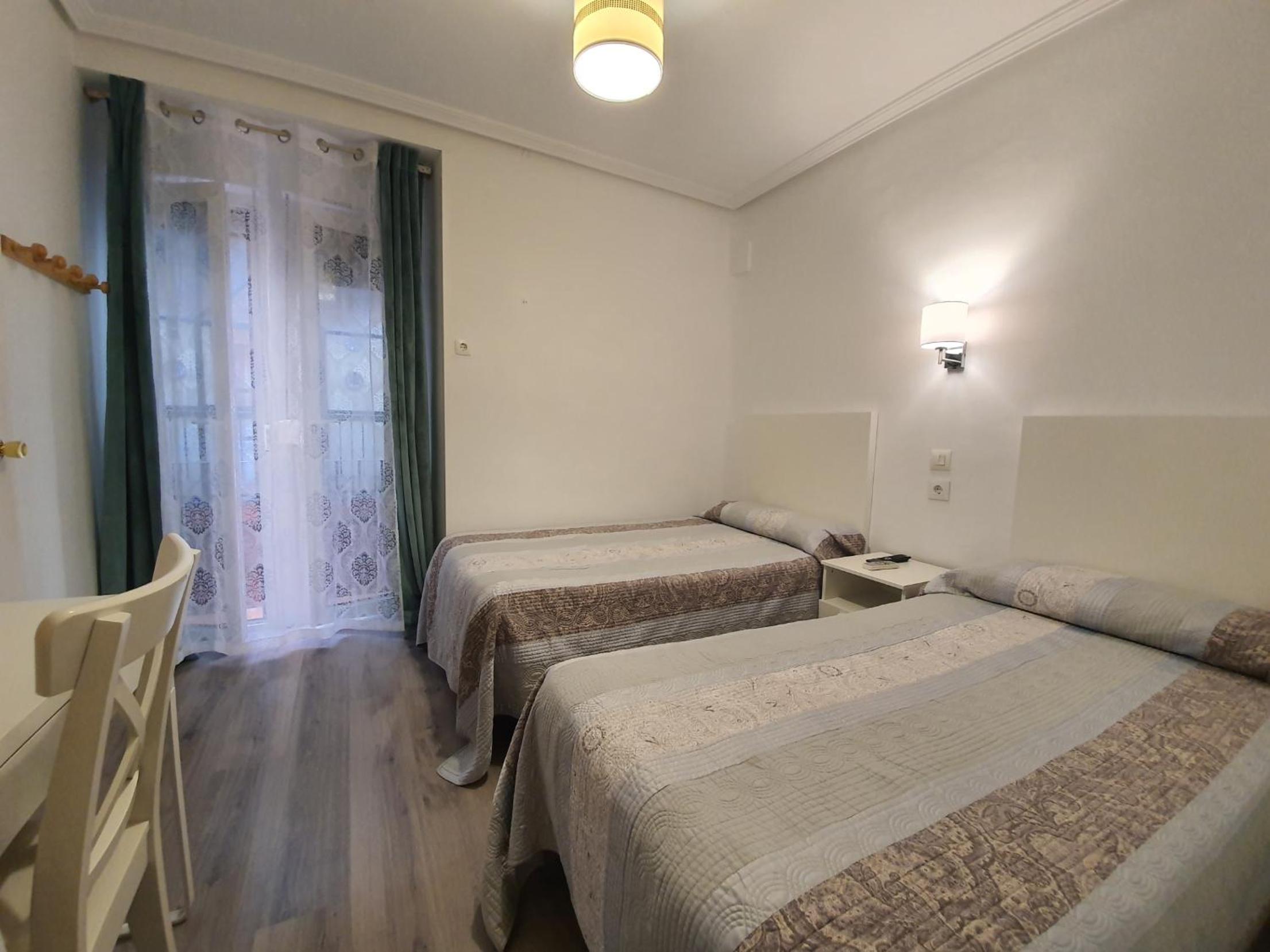 Economy Twin Room with Private Bathroom - Photo 5
