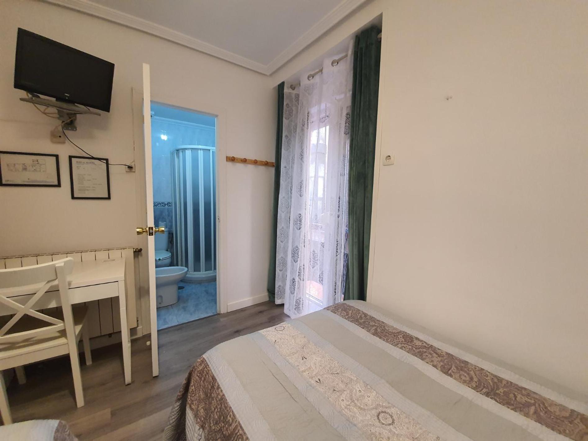 Economy Twin Room with Private Bathroom - Photo 1