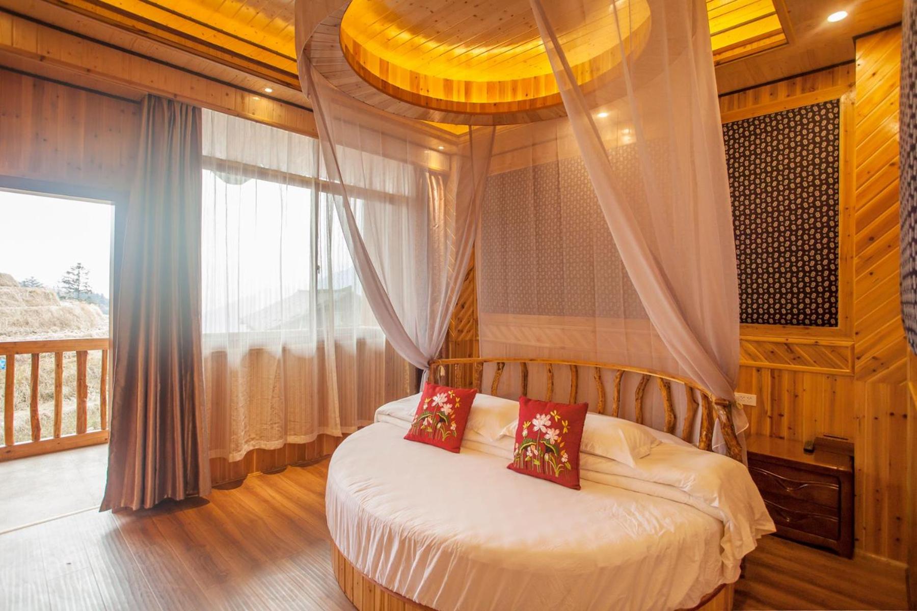 Deluxe Round Bed  photo 3