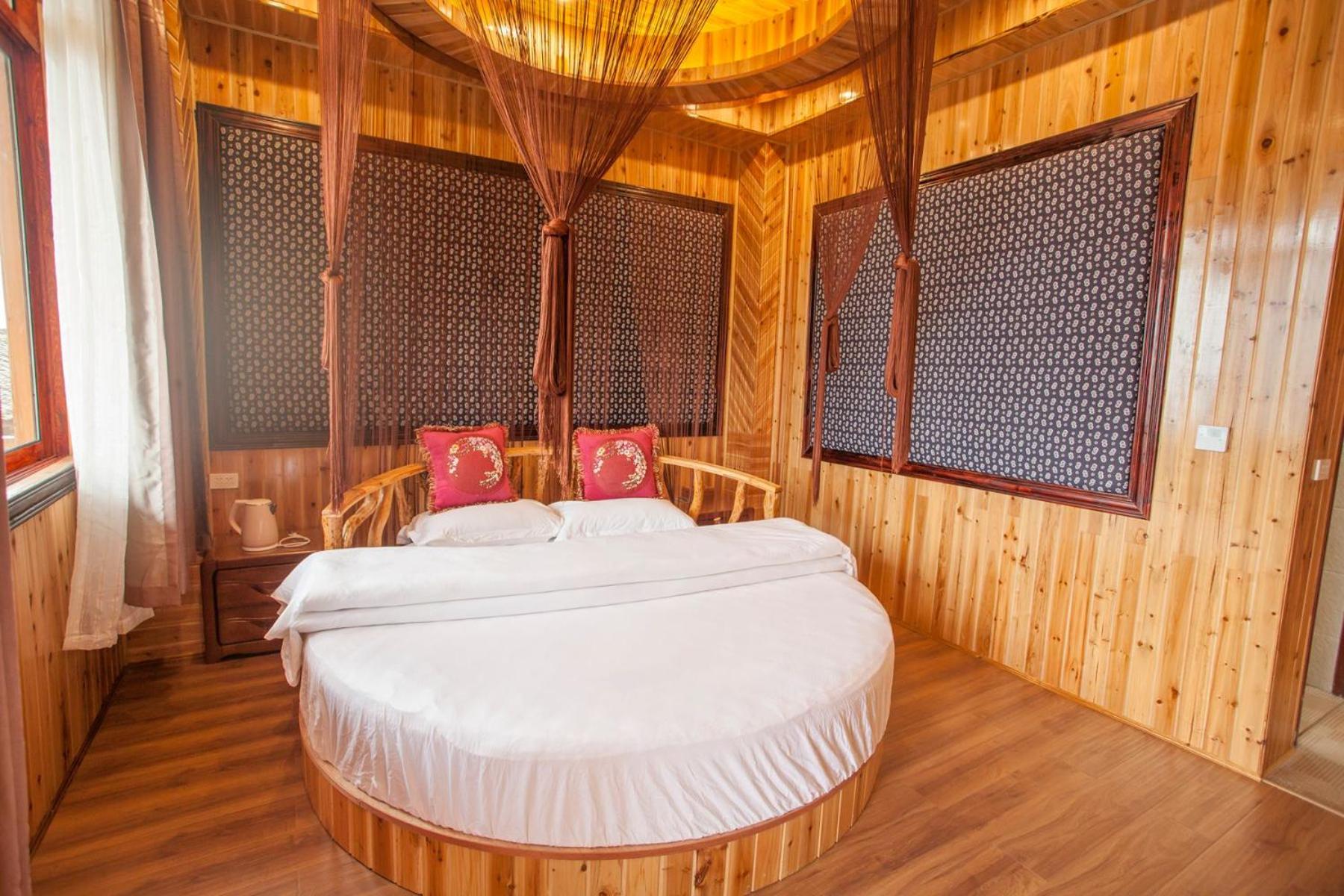 Deluxe Round Bed photo 3