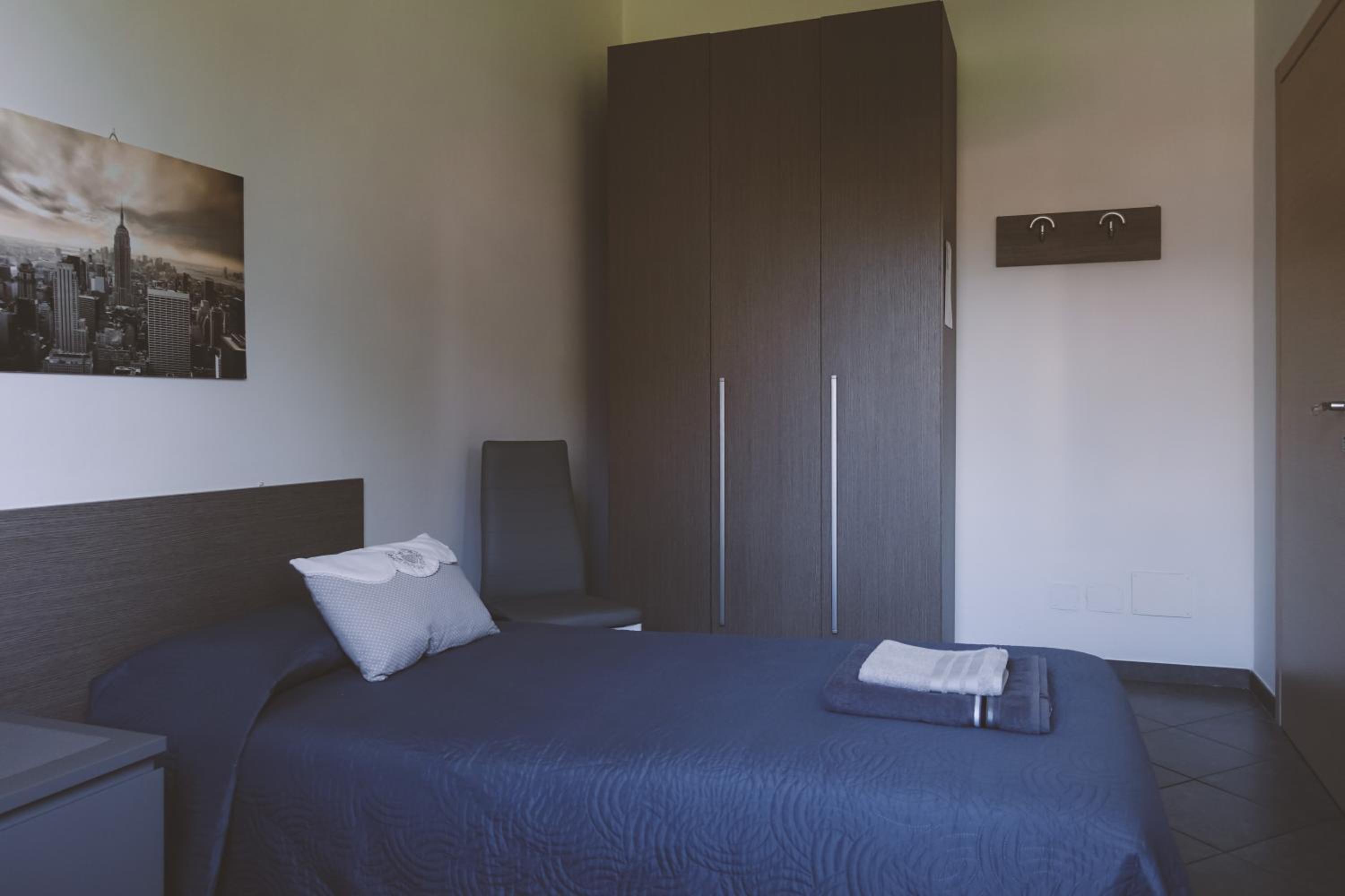 Basic Single Room with Shared Bathroom photo 1
