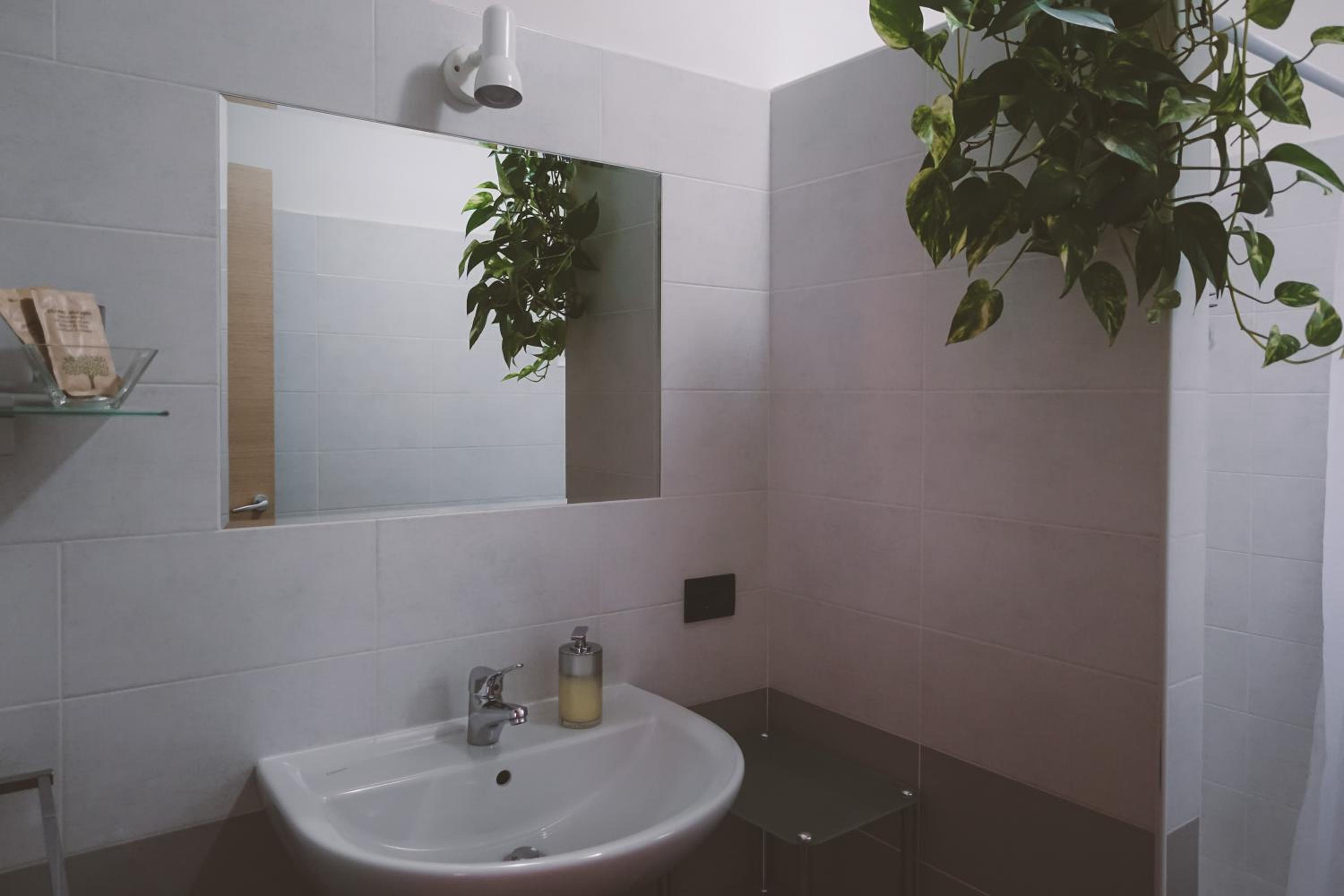 Twin Room with Private Bathroom photo 2