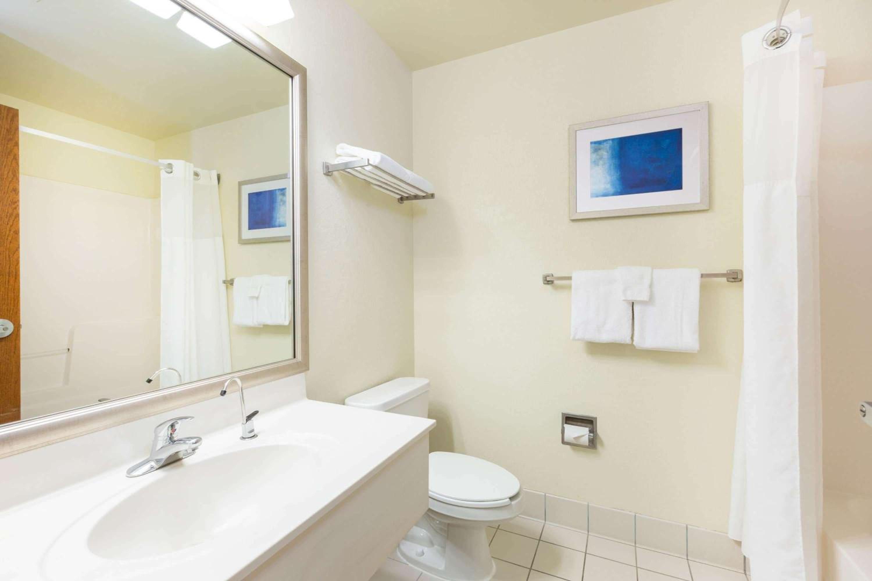 King Suite - Non-Smoking - Photo 9