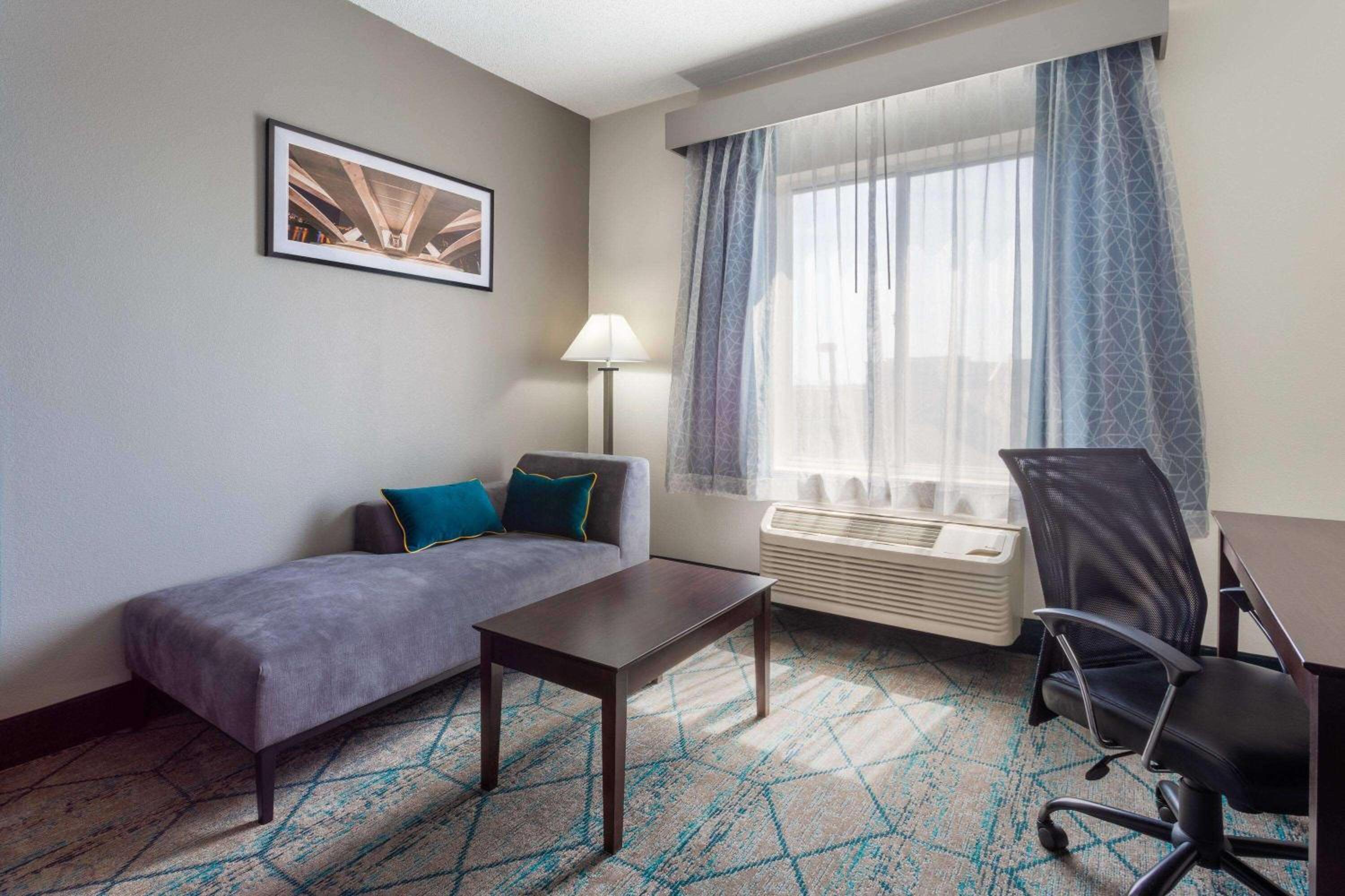 Deluxe Queen Room with Two Queen Beds - Photo 2