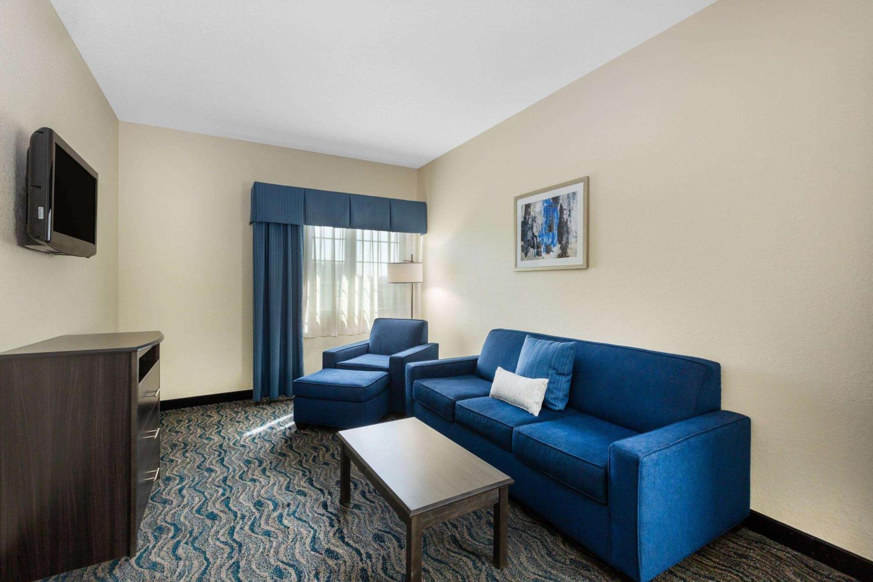 King Suite - Non-Smoking - Photo 2