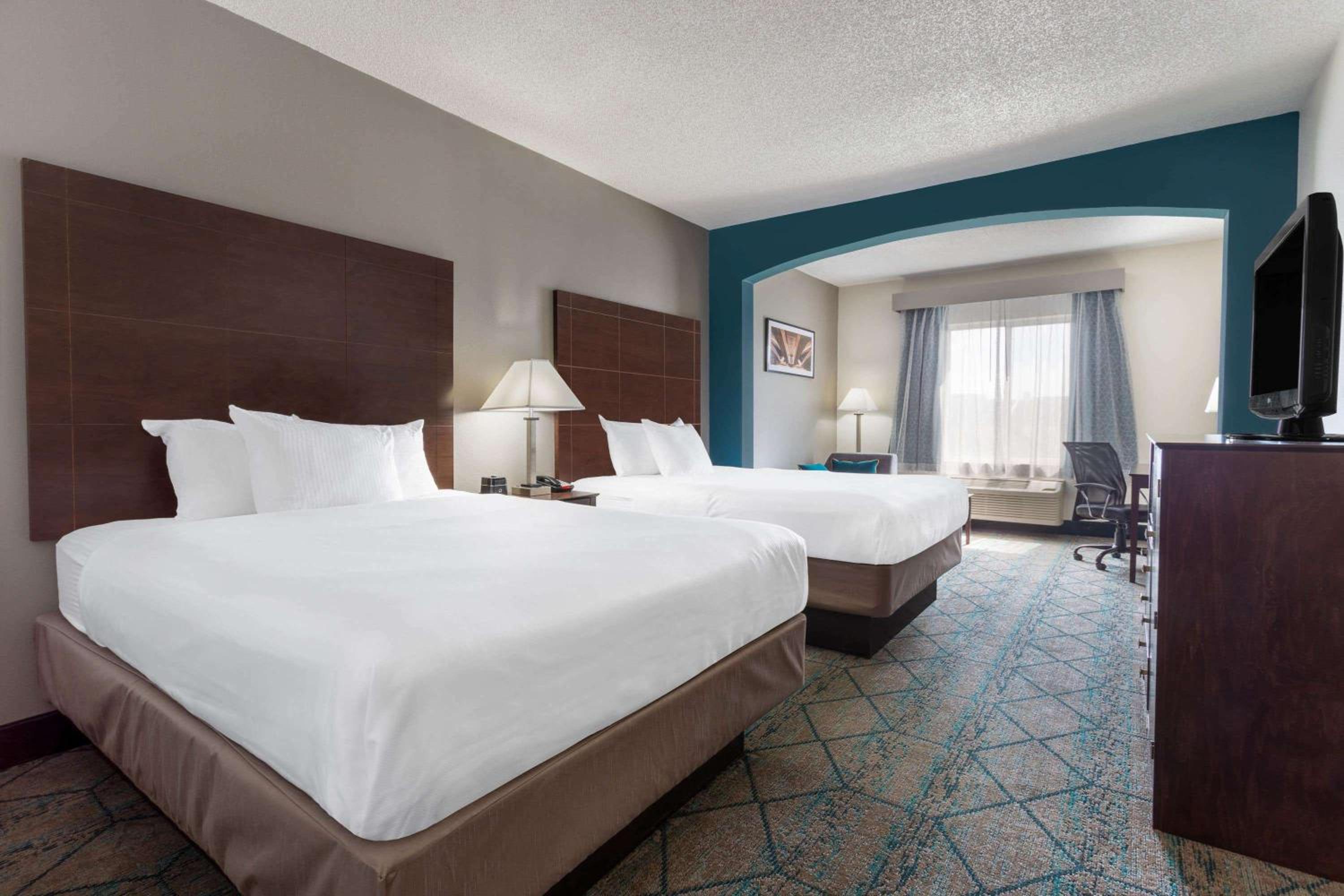 Deluxe Queen Room with Two Queen Beds - Photo 3