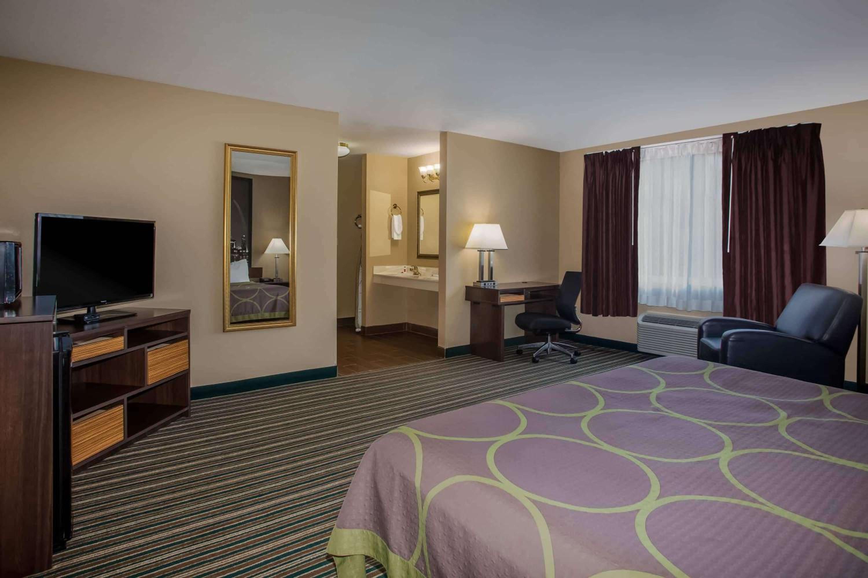 Deluxe King Suite with Spa Bath - Non-Smoking