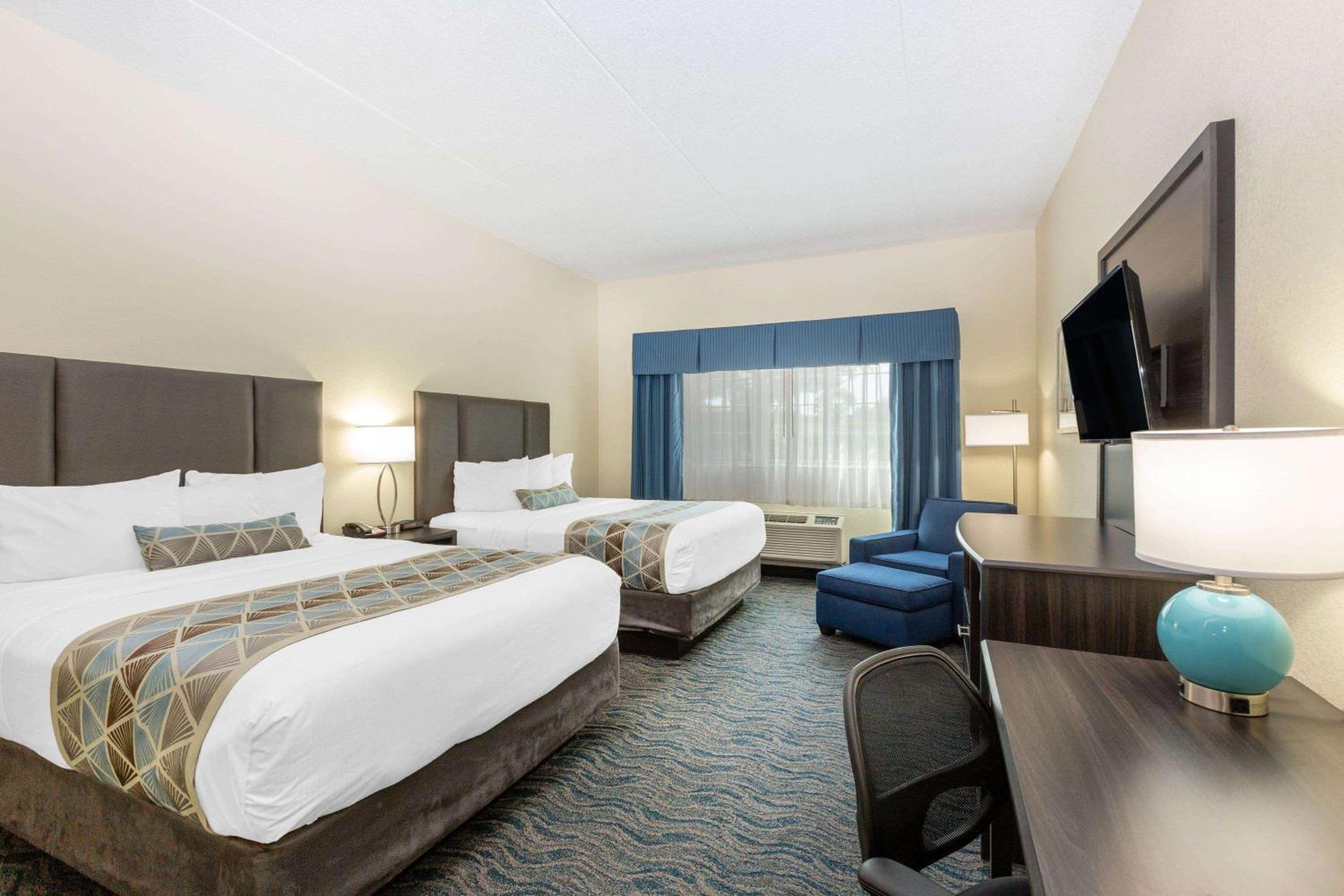 Queen Room with Two Queen Beds - Non-Smoking - Photo 6