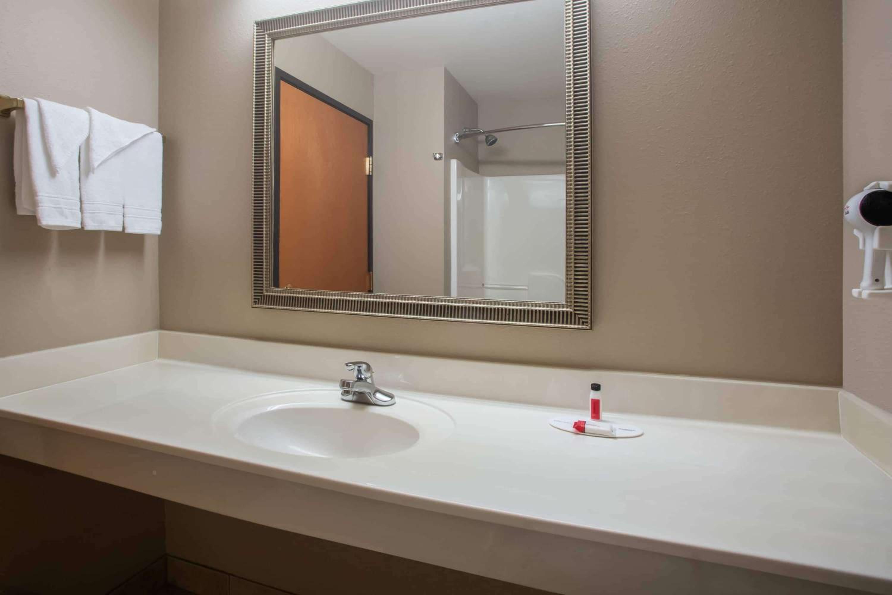 King Studio Suite - Non-Smoking - Photo 3