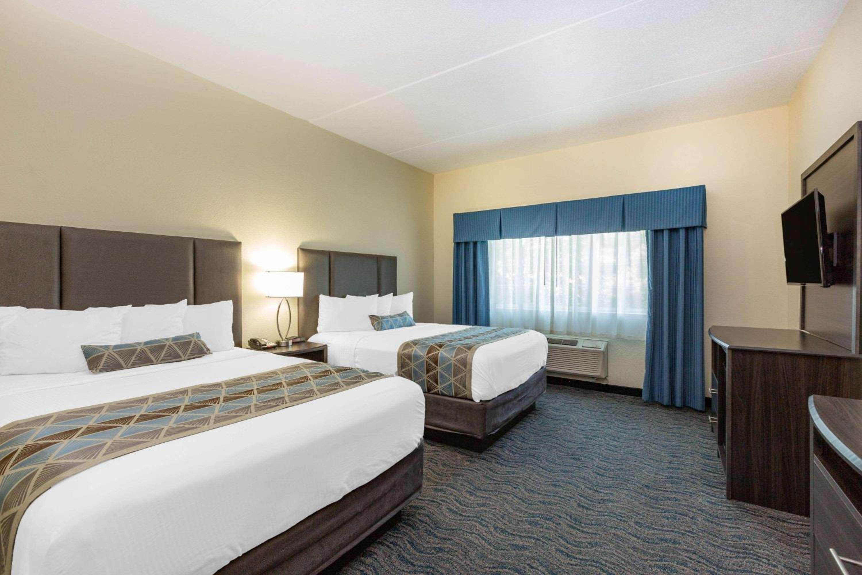 Queen Room with Two Queen Beds - Non-Smoking - Photo 3