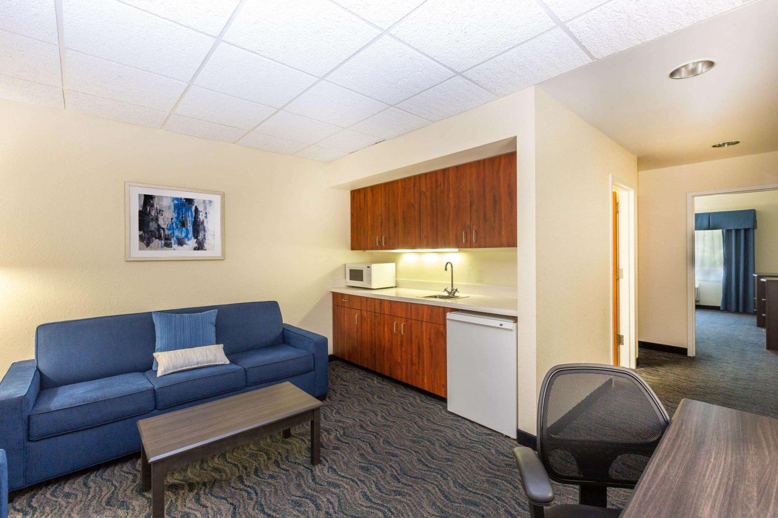 King Suite - Non-Smoking - Photo 3