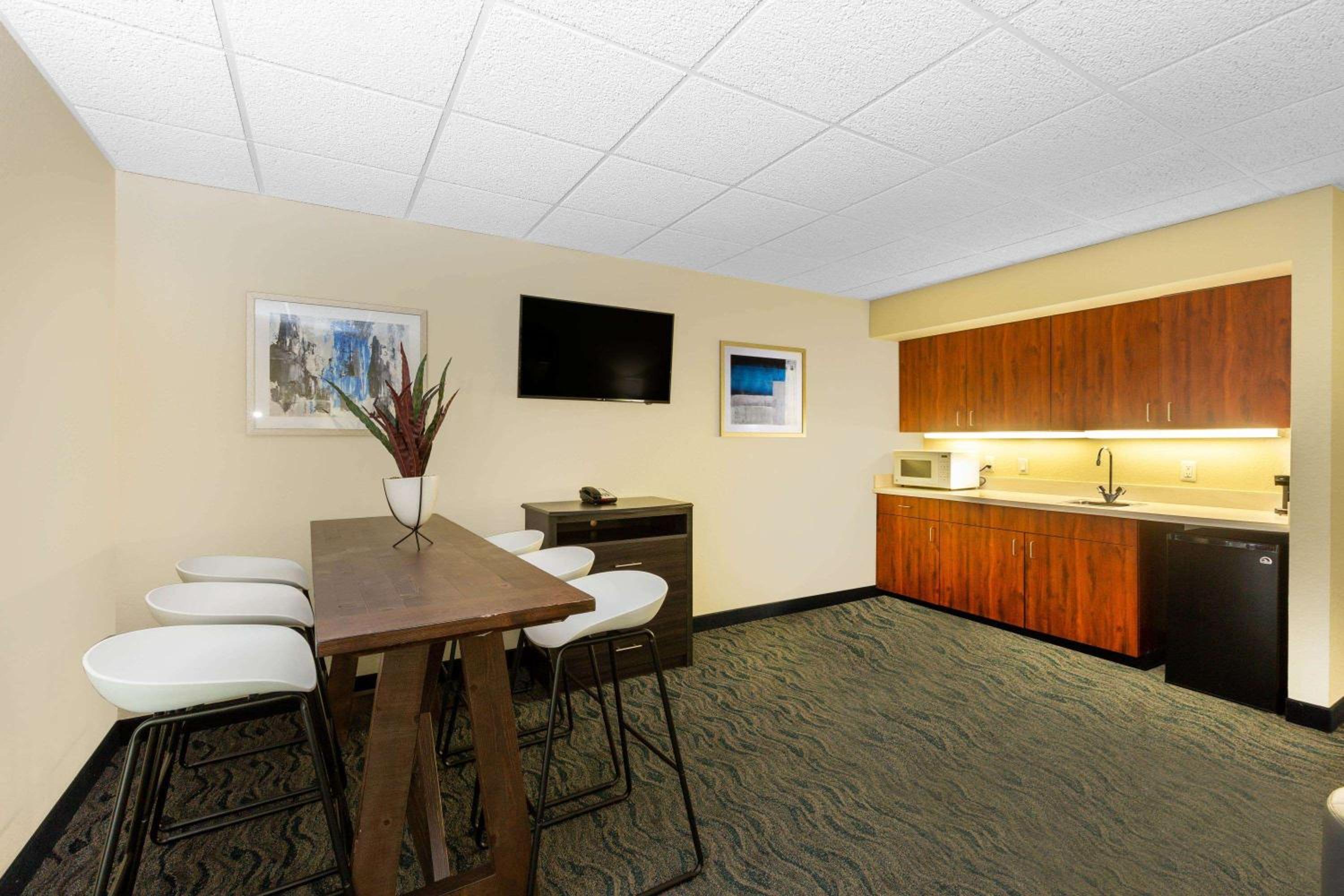 Deluxe King Suite - Non-Smoking - Photo 2