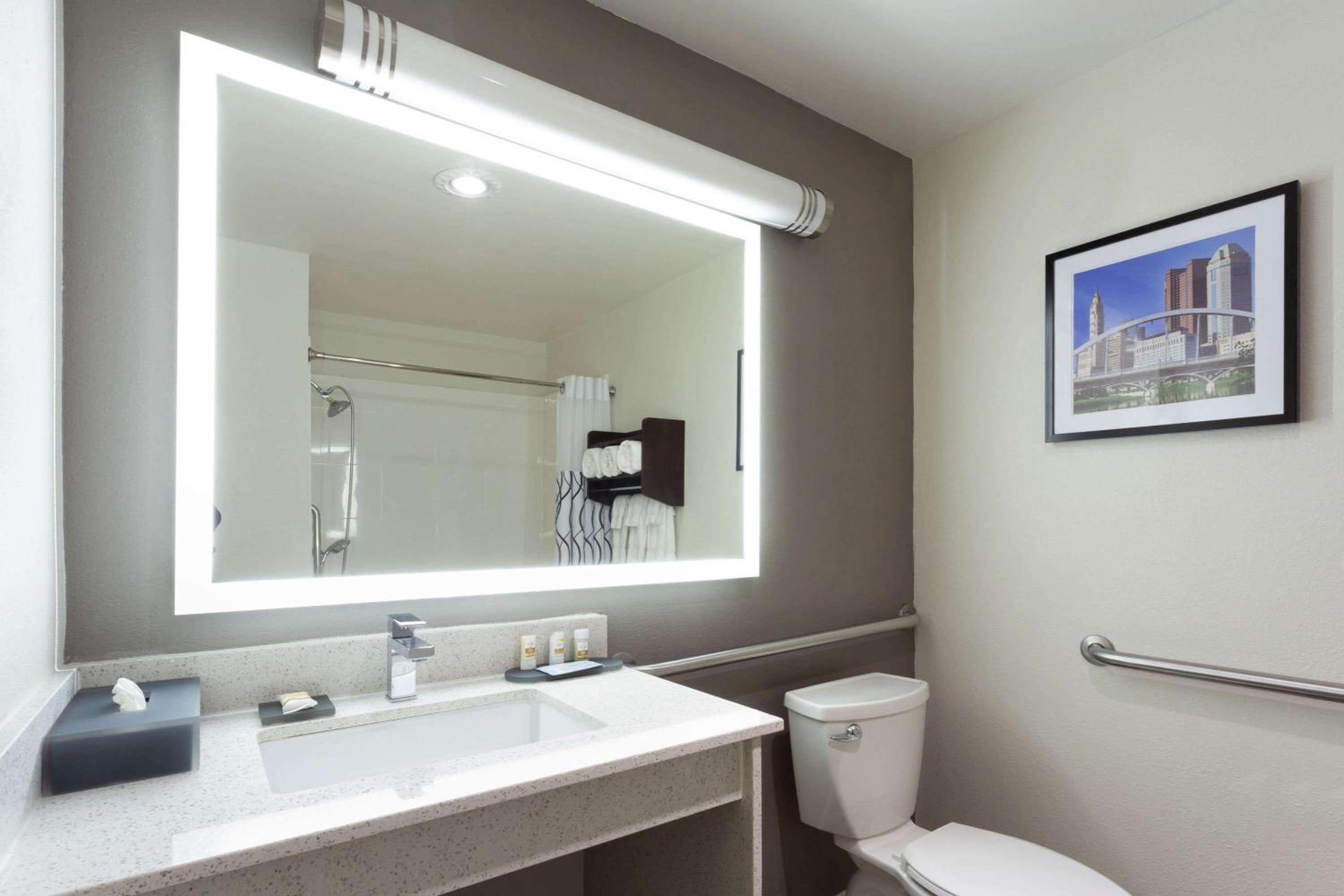 Deluxe Queen Room with Two Queen Beds - Photo 4