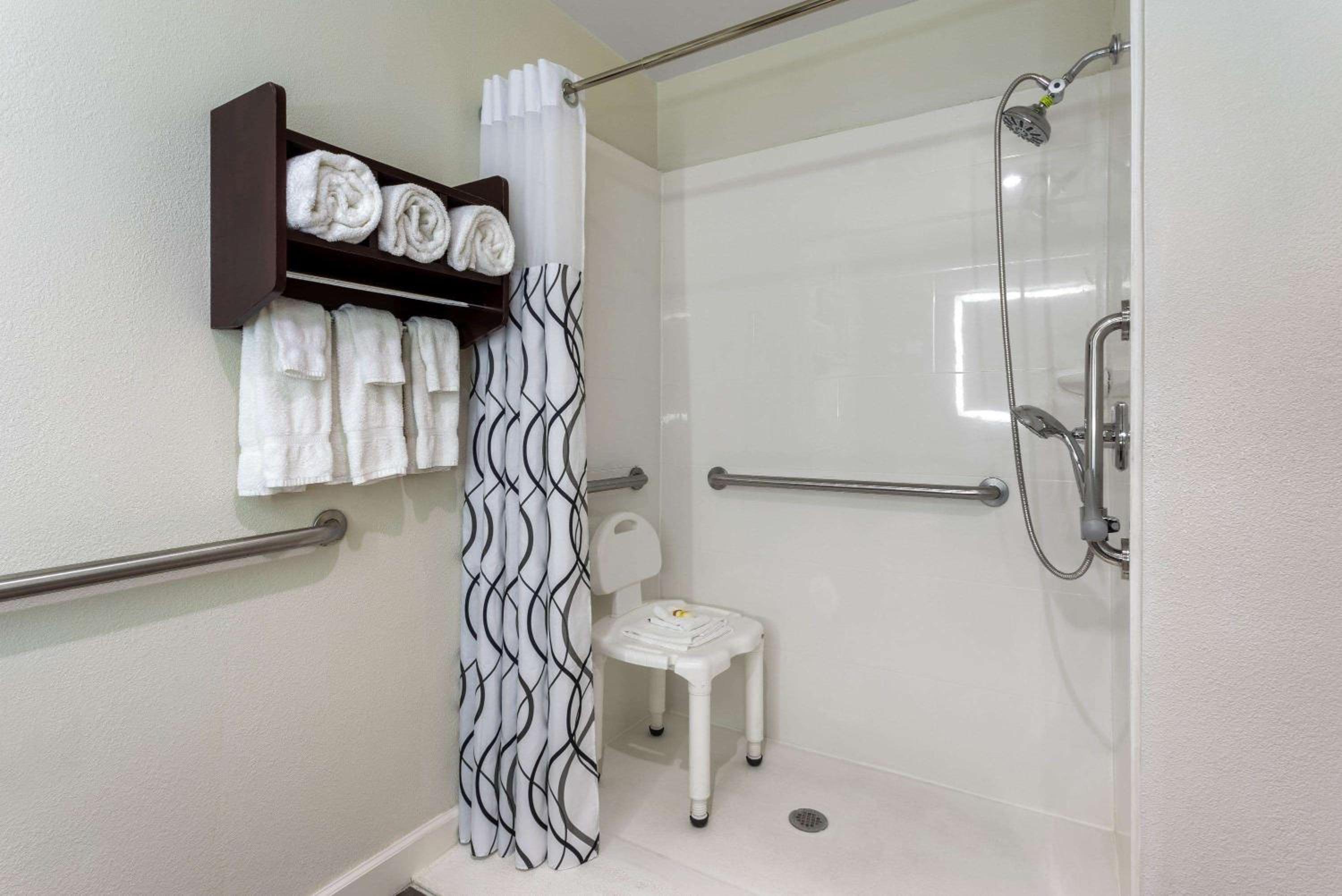 Executive King Room - Disability Access - Photo 4