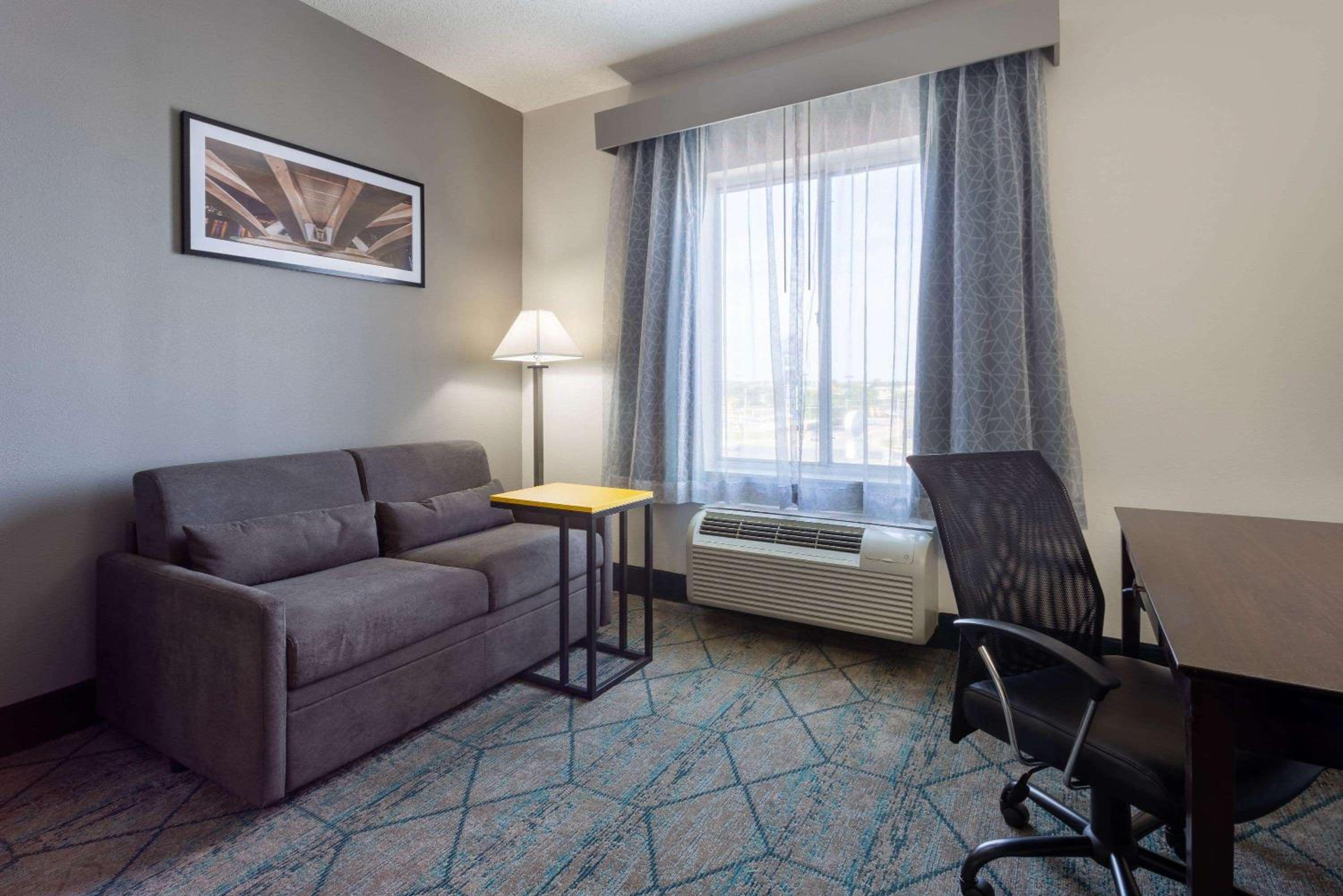 King Room with Sofa Bed - Photo 3