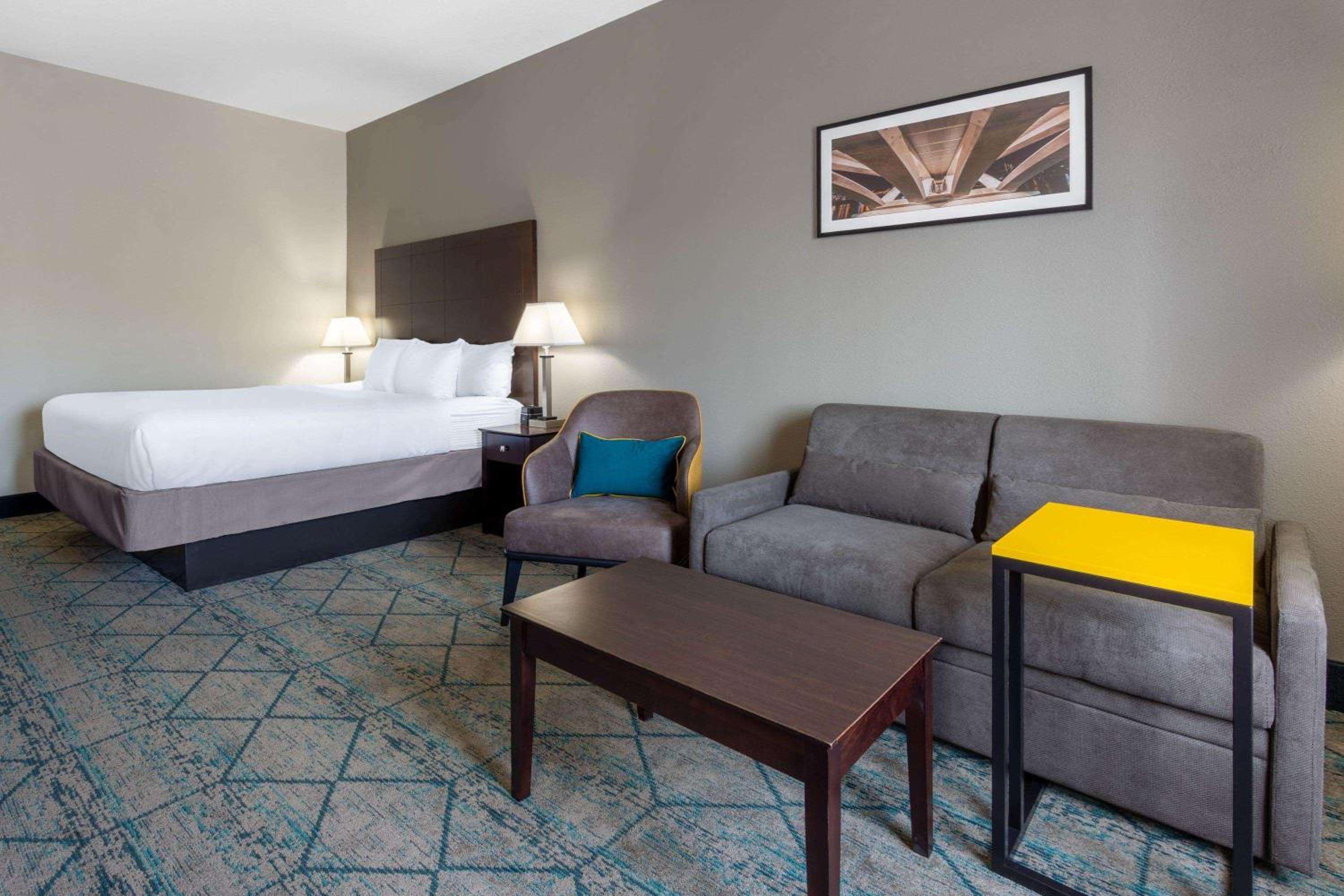 King Room with Sofa Bed - Photo 4