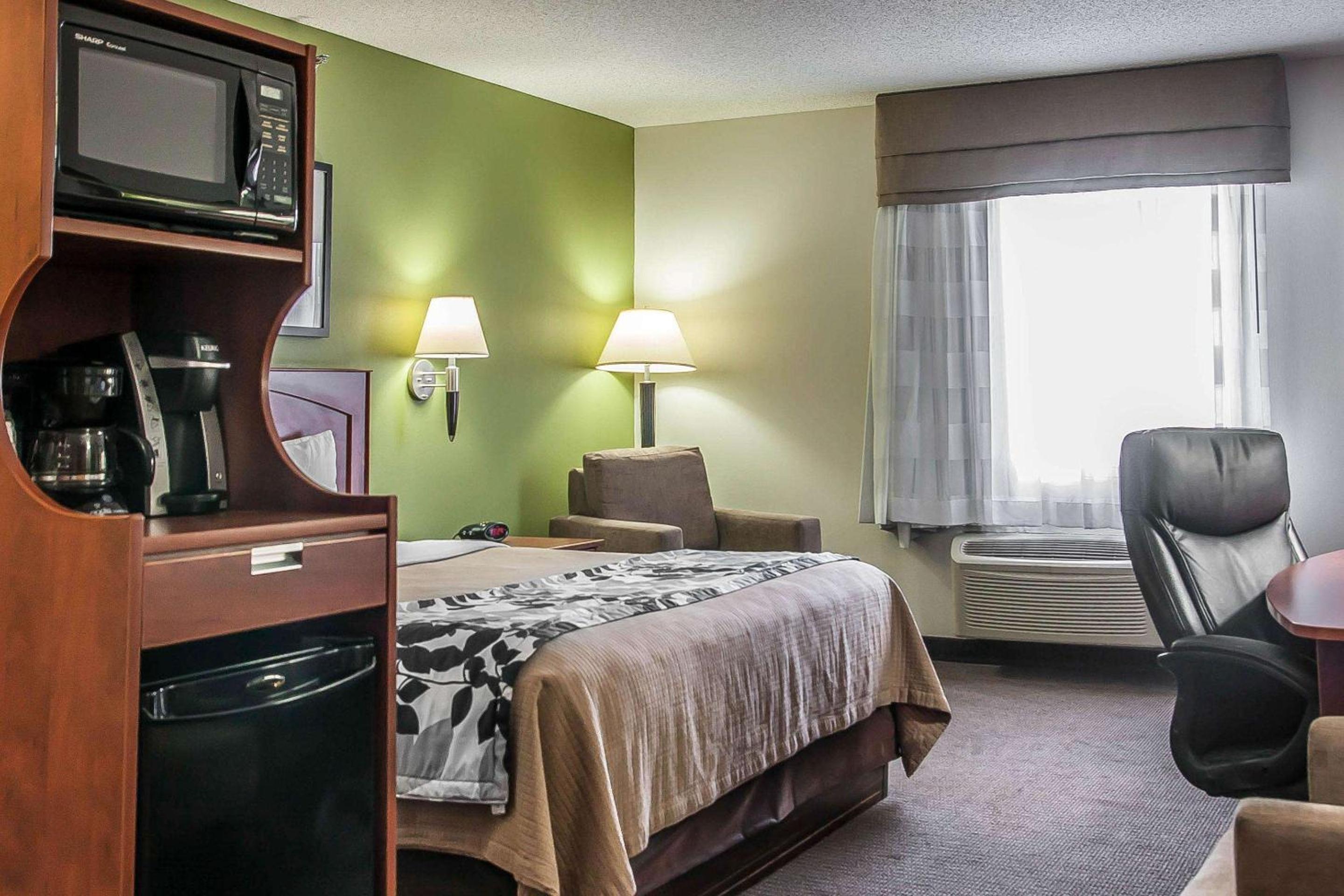 King Room with Bath Tub - Accessible/Non-Smoking photo 3