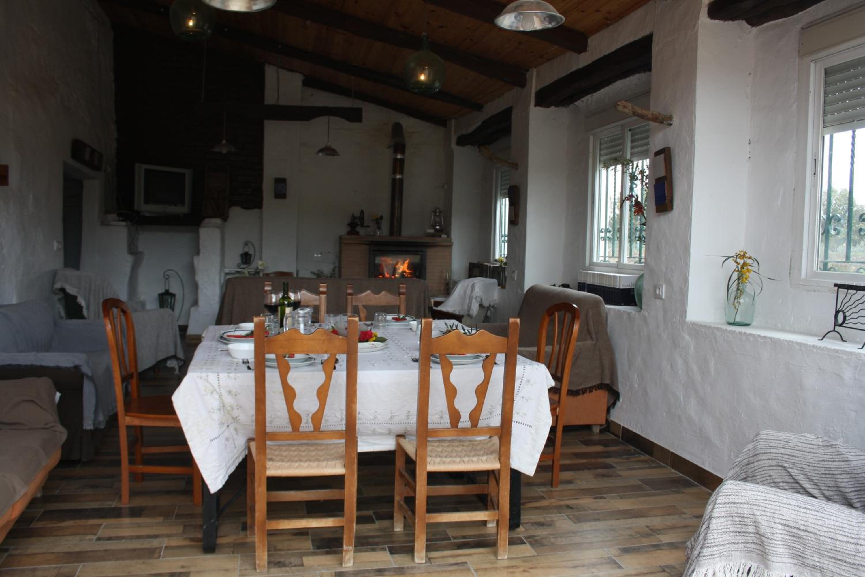Seven-Bedroom House - Photo 24