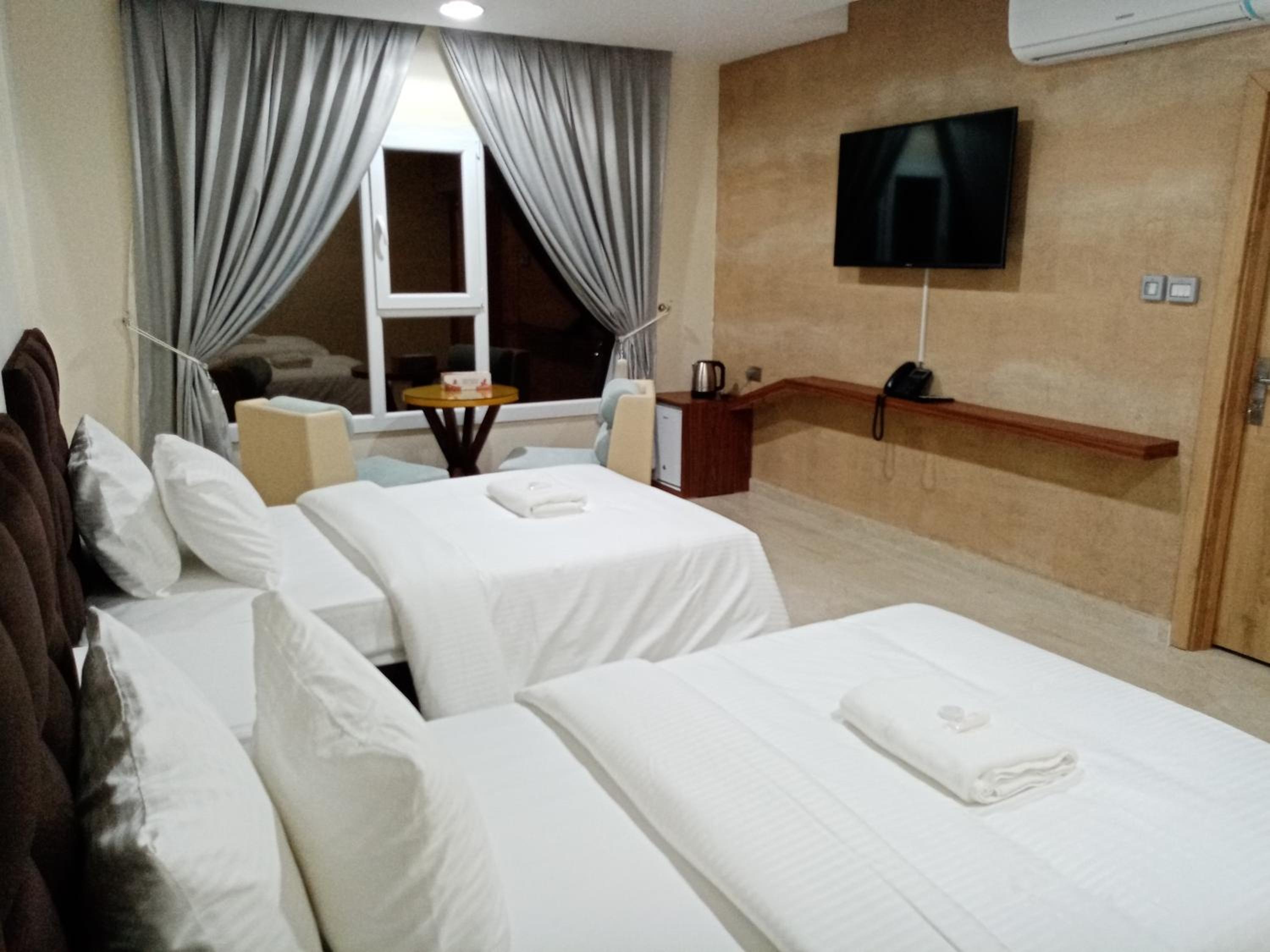 Deluxe Twin Room with Sea View - Photo 4