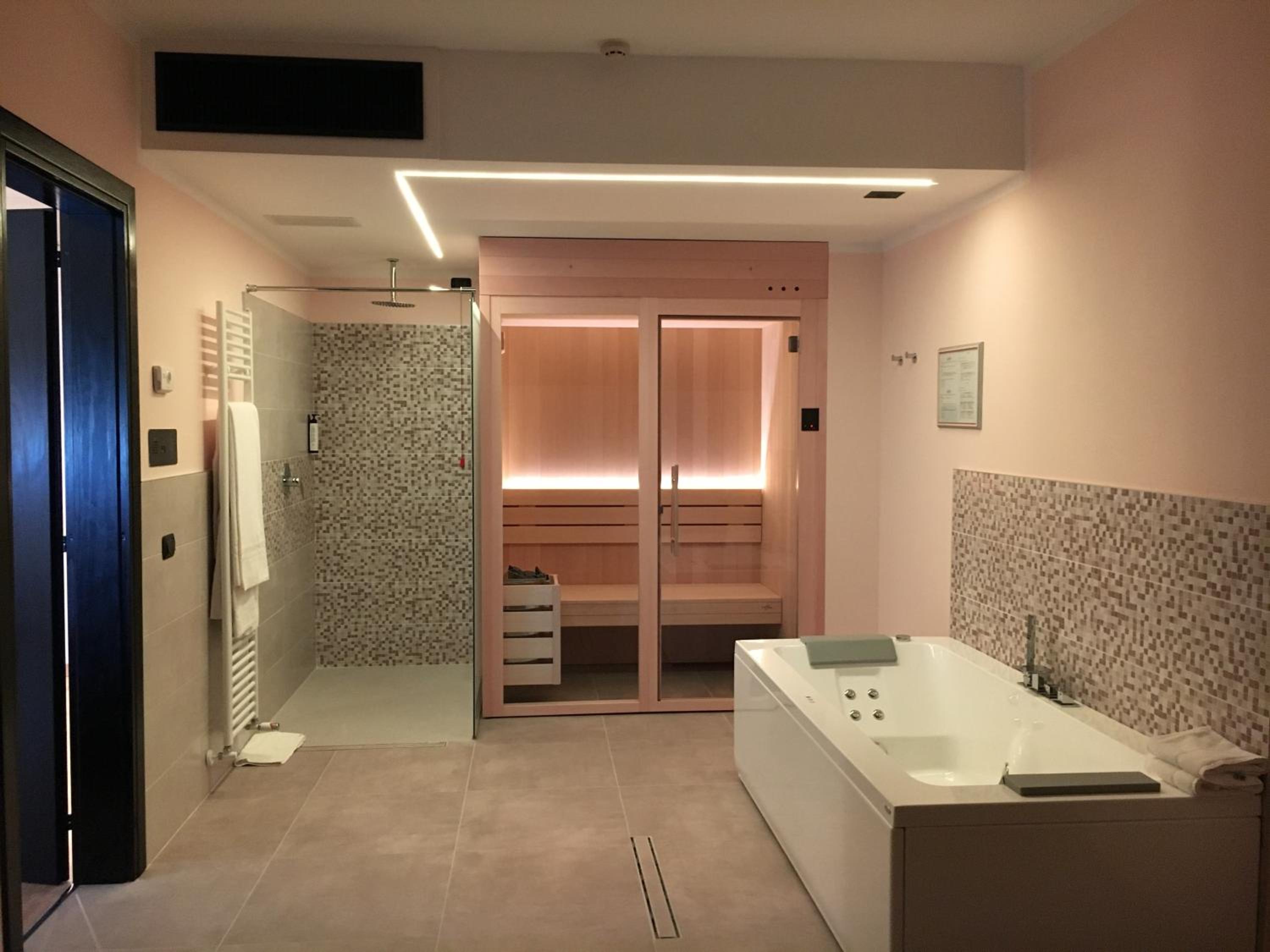 Suite with Spa Bath and Sauna - Photo 10