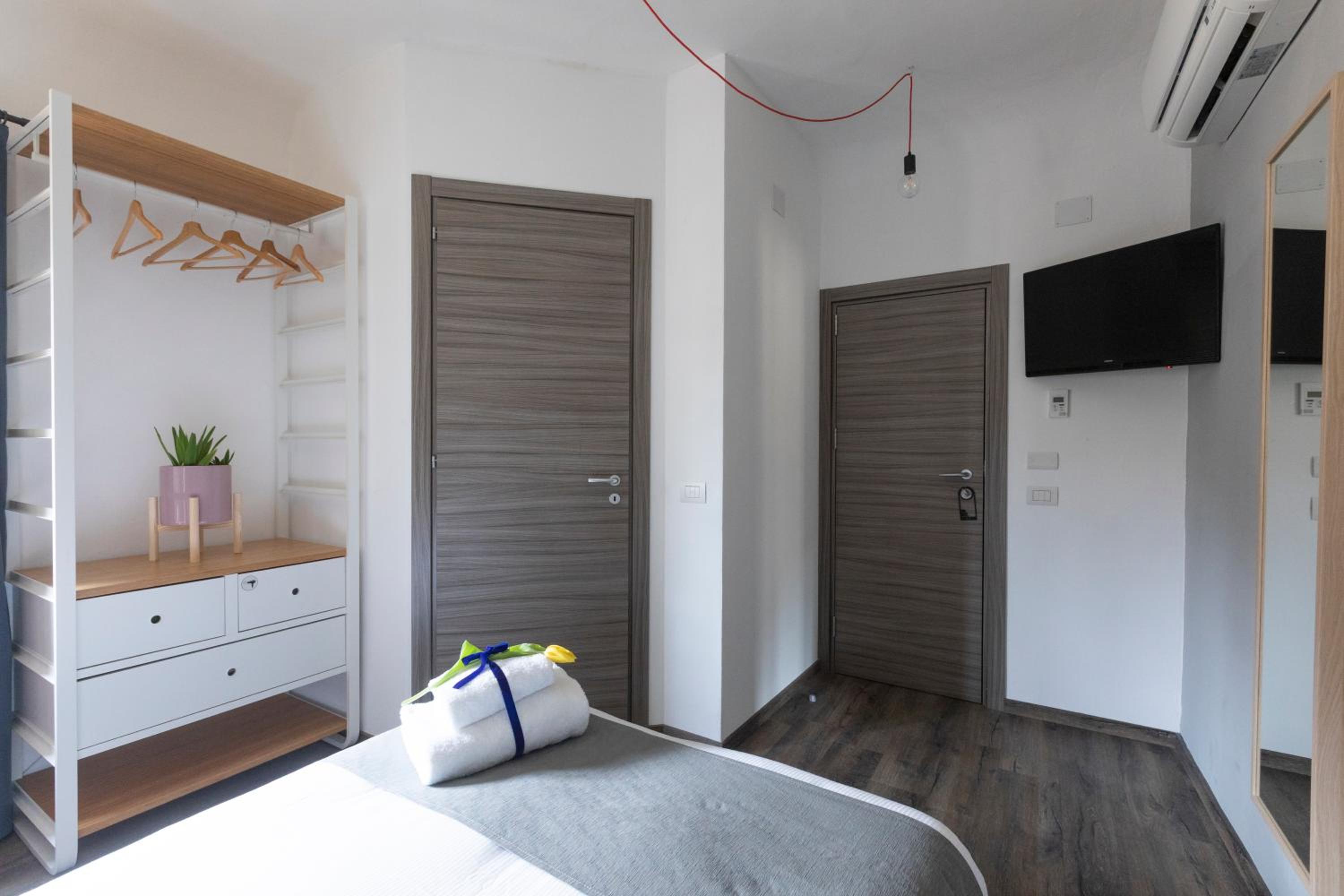 Single Room thumbnail 6