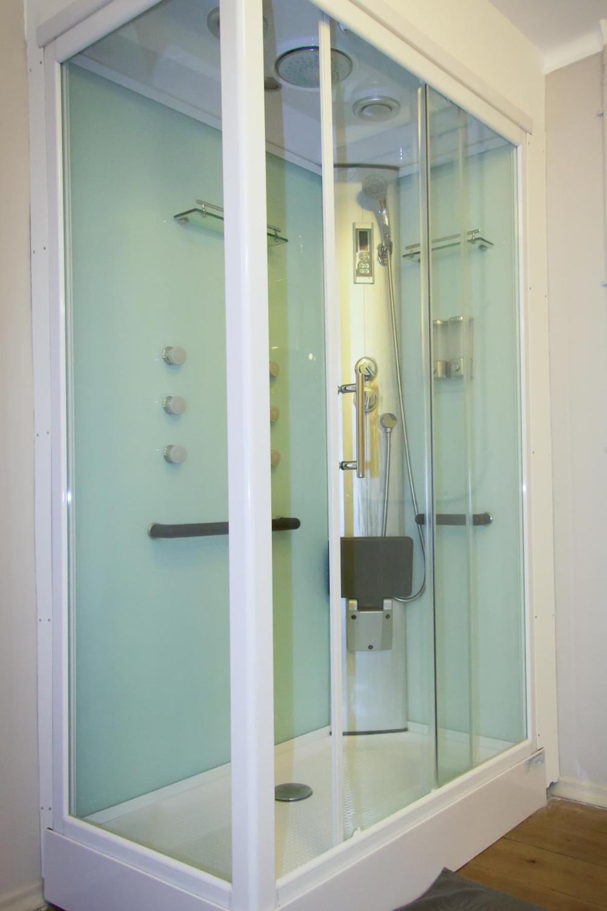 Twin Room with Private Bathroom photo 2