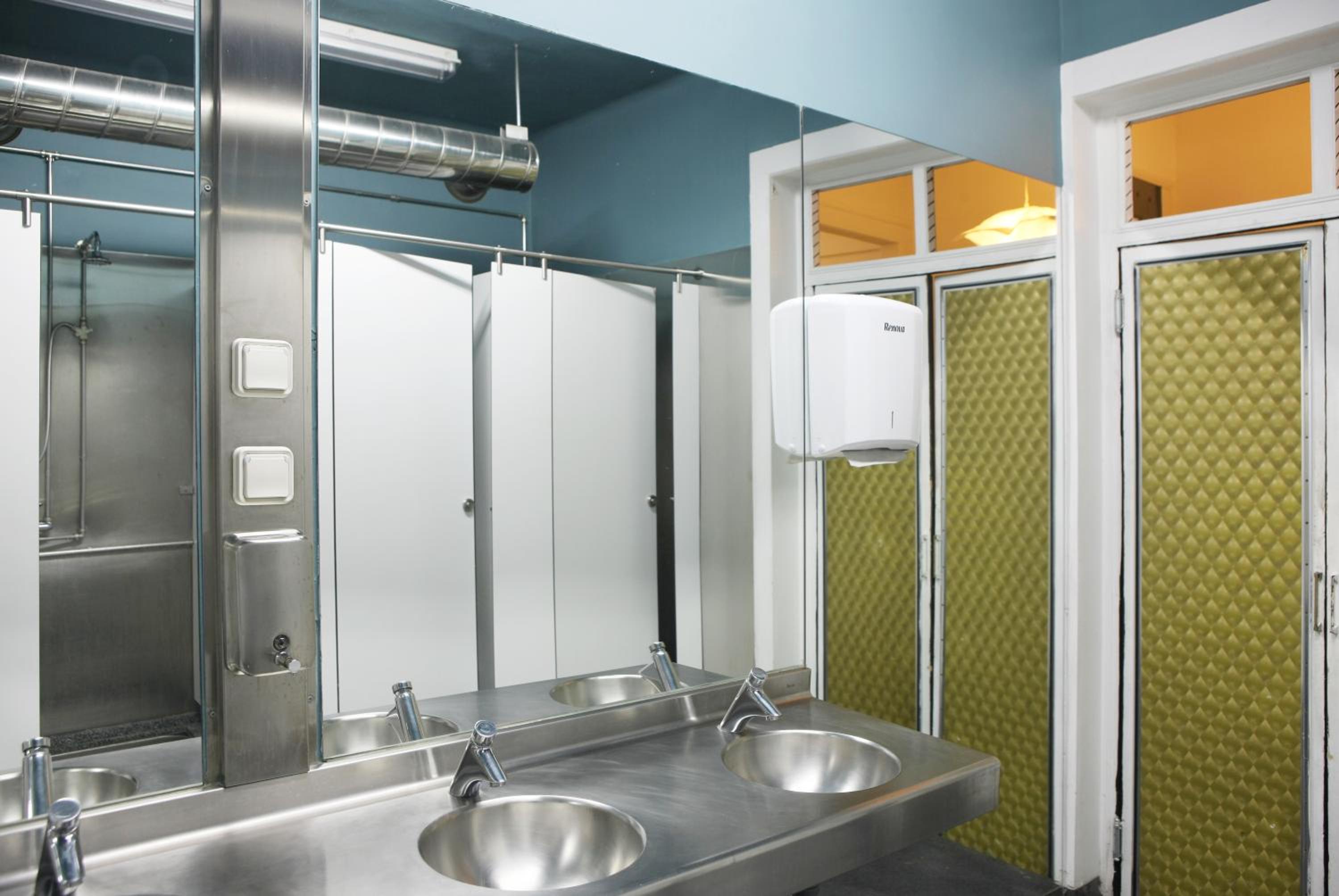 Bed in 10-Bed Mixed Dormitory Room with Shared Bathroom photo 2