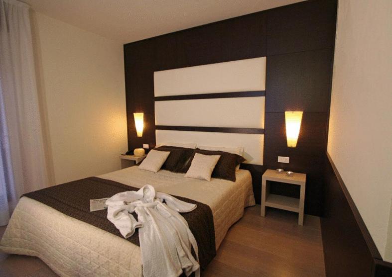 Double or Twin Room - Photo 6