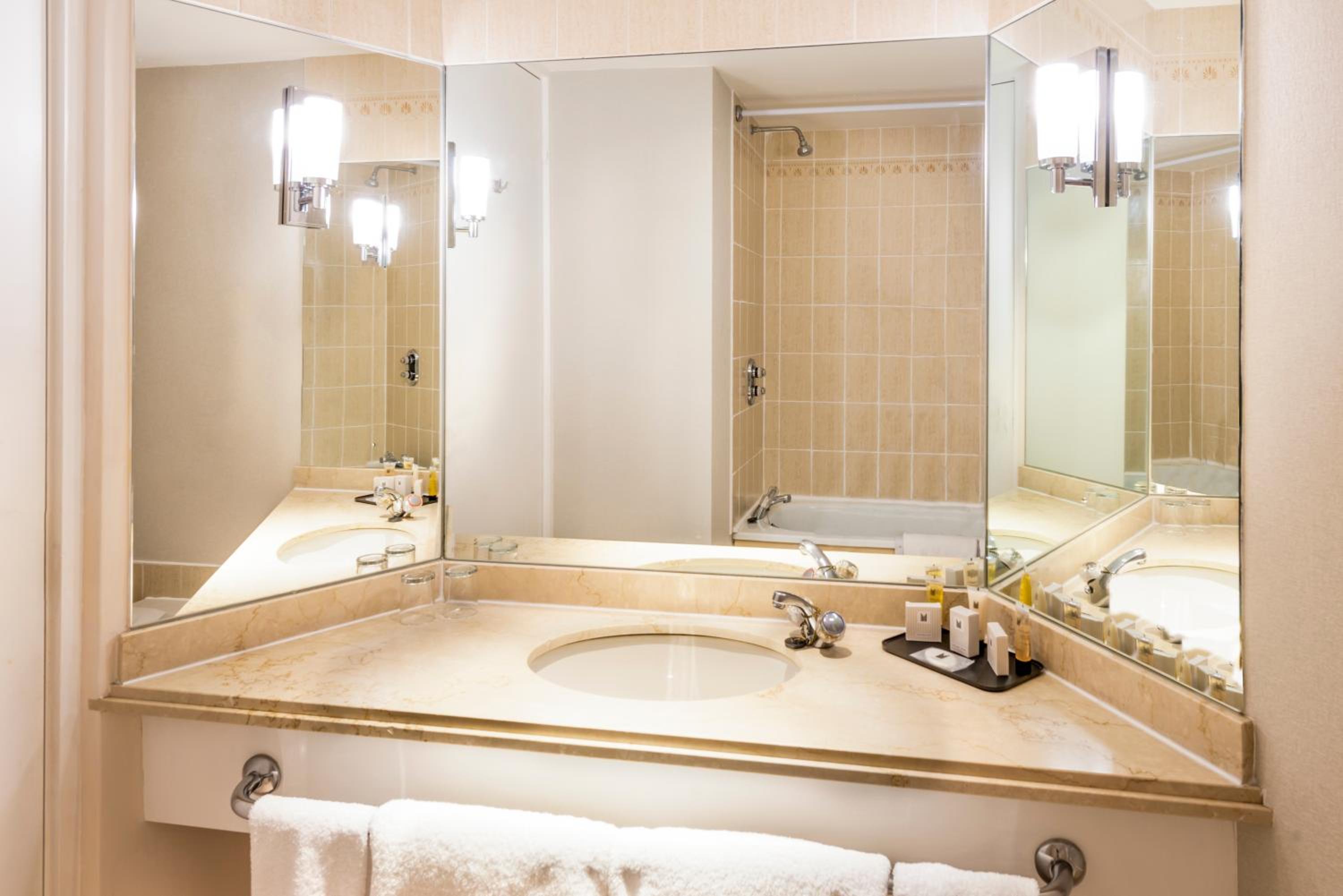 Standard Twin Room - Photo 4