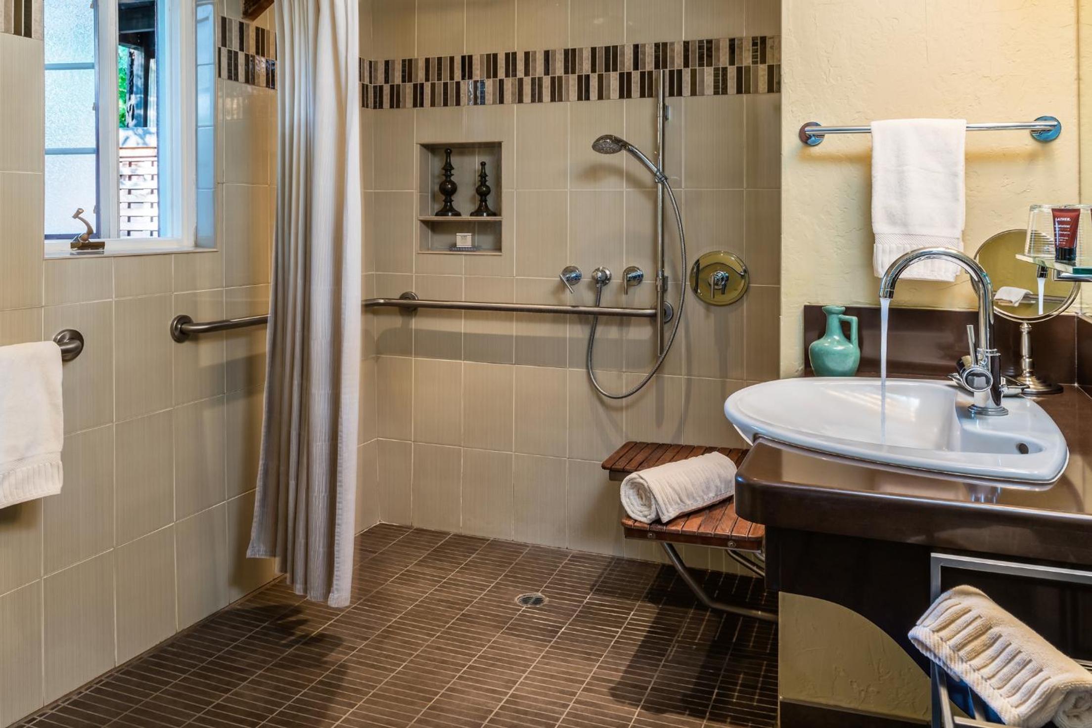 Queen Room - Disability Access photo 3