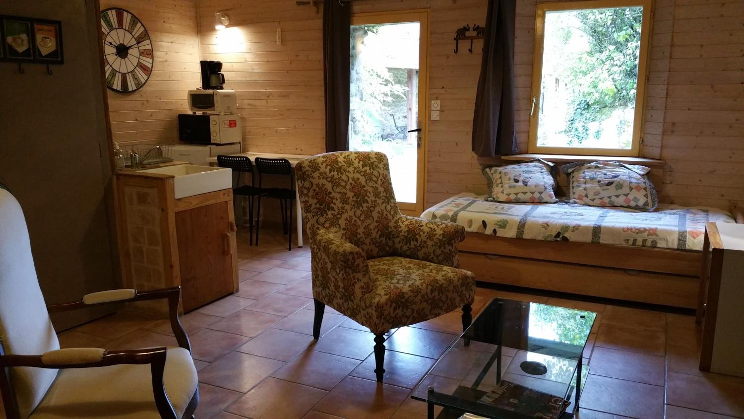 Family Room with Garden View - Photo 2
