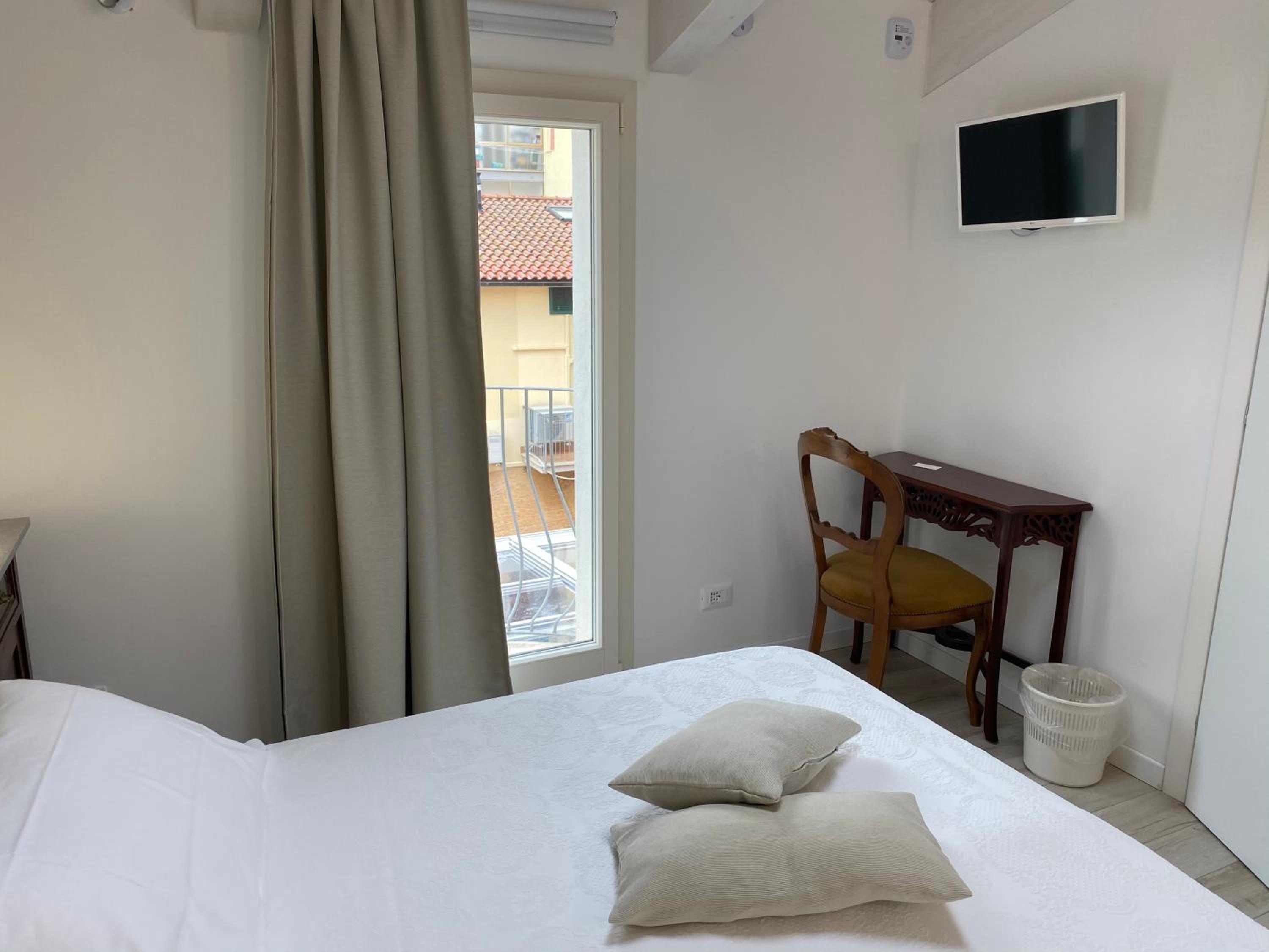 Double Room with Balcony (3 Adults) photo 3