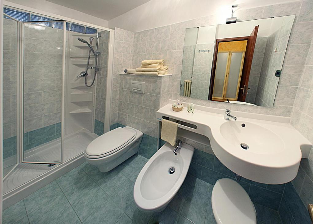 Double or Twin Room with Balcony - Photo 9